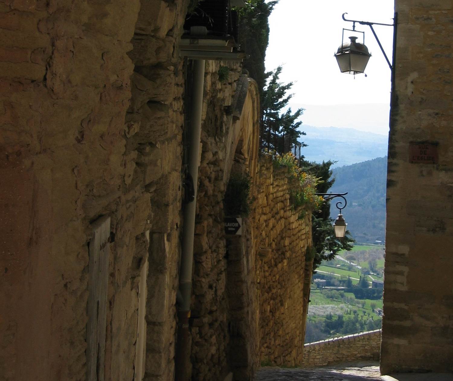 Ruelle de Gordes en descendant vers le lavoir