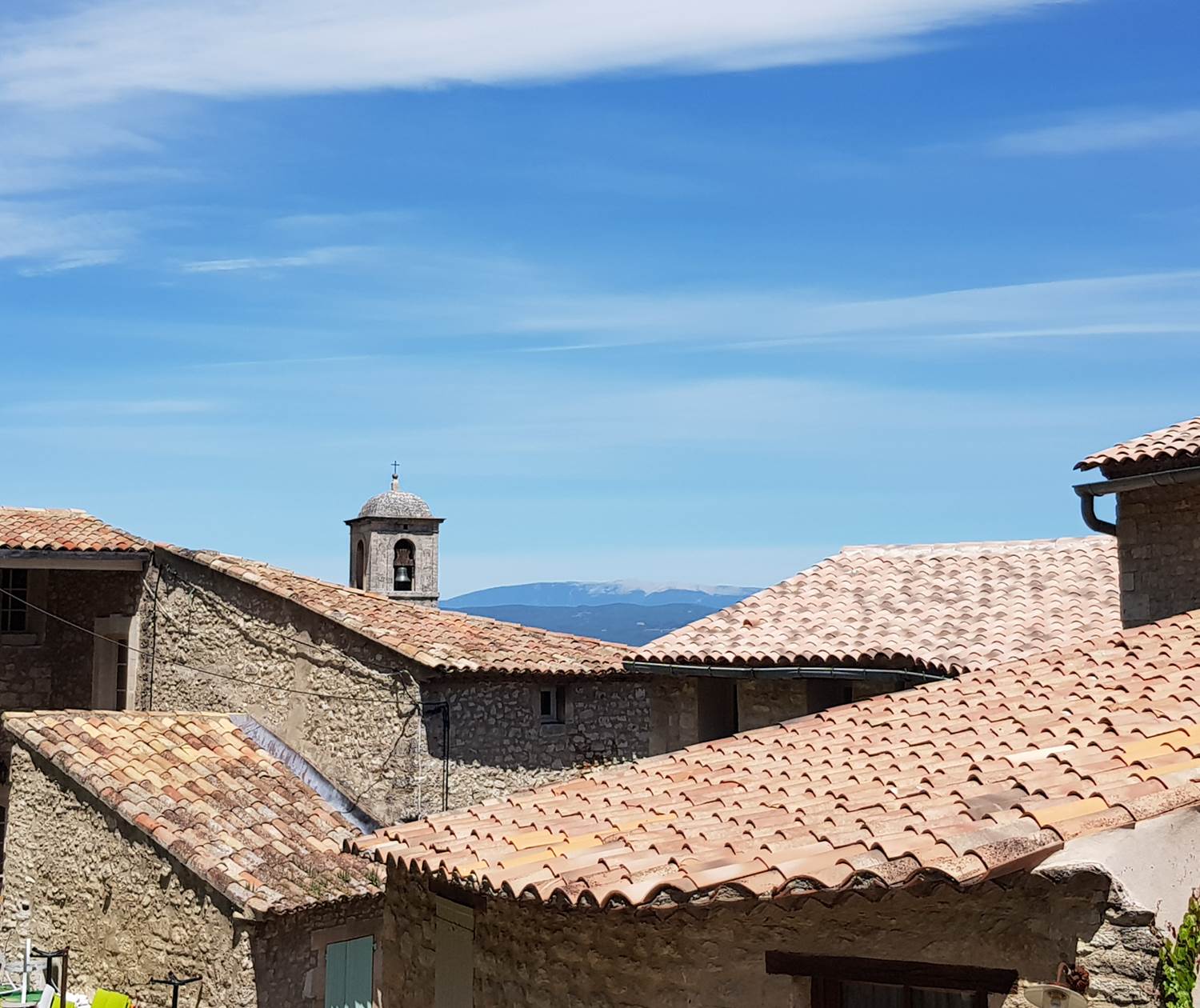 Toits_dans_le village_de_Lacoste et sommet_du_Mont_Ventoux