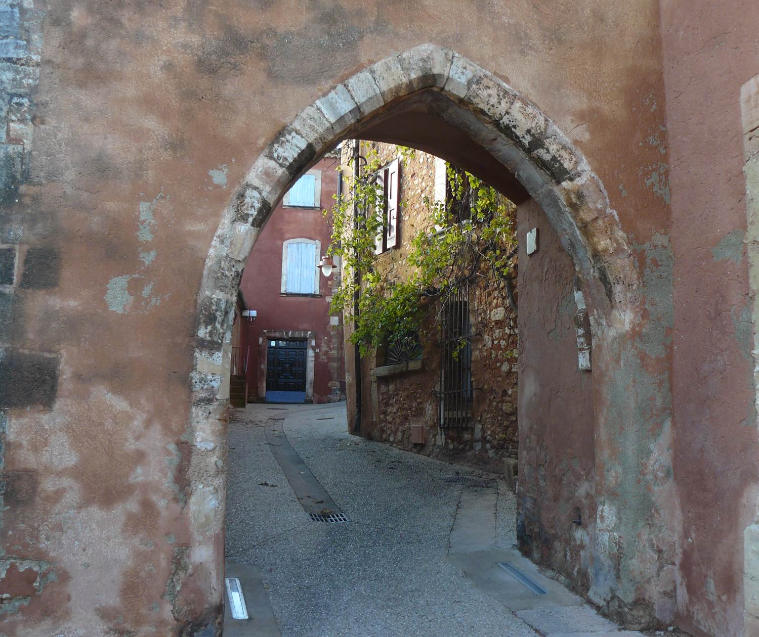 Ruelles du village de Roussillon en Provence Luberon