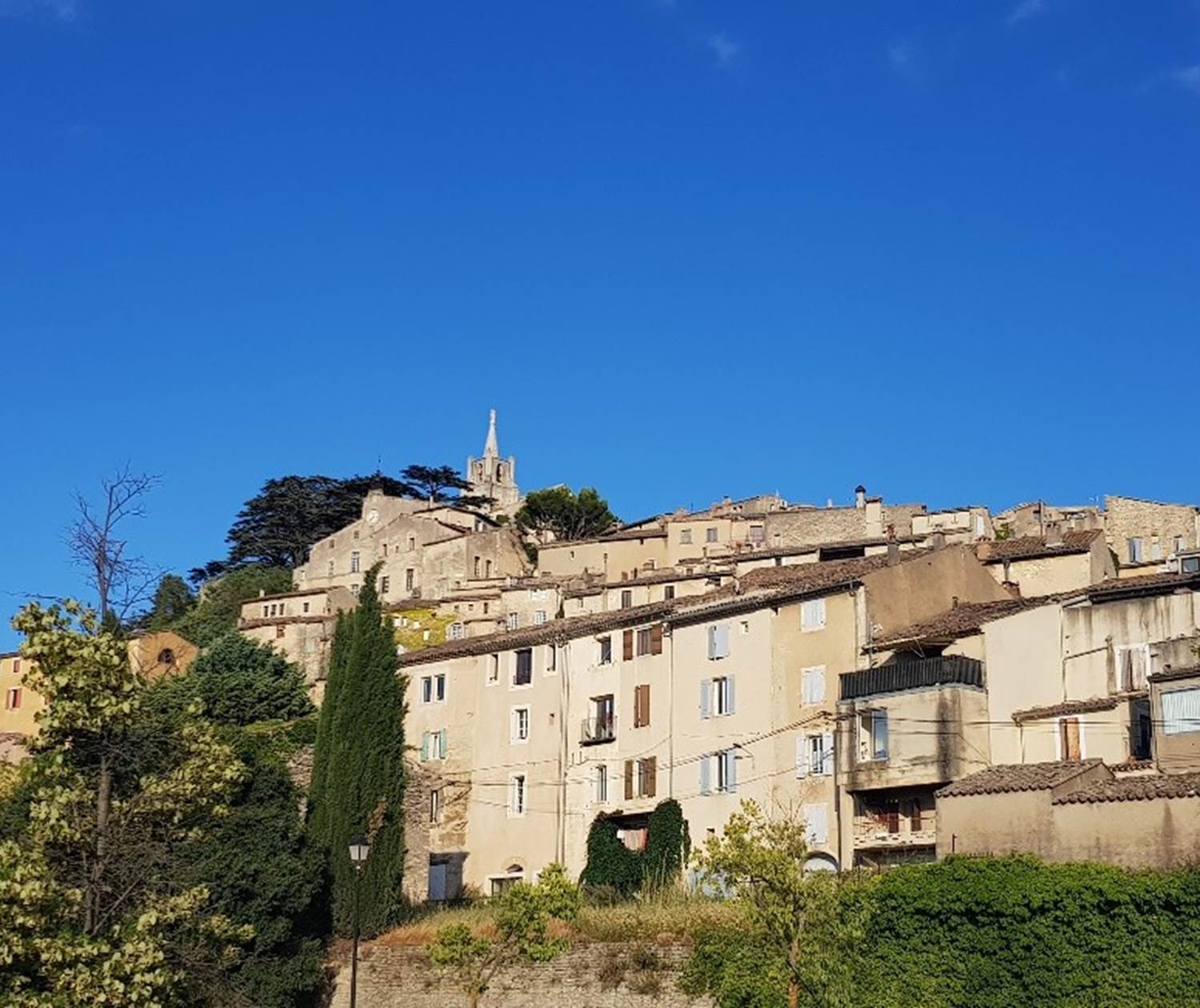 Bonnieux et sa chapelle du Xème siècle flanc Nord du massif du Luberon