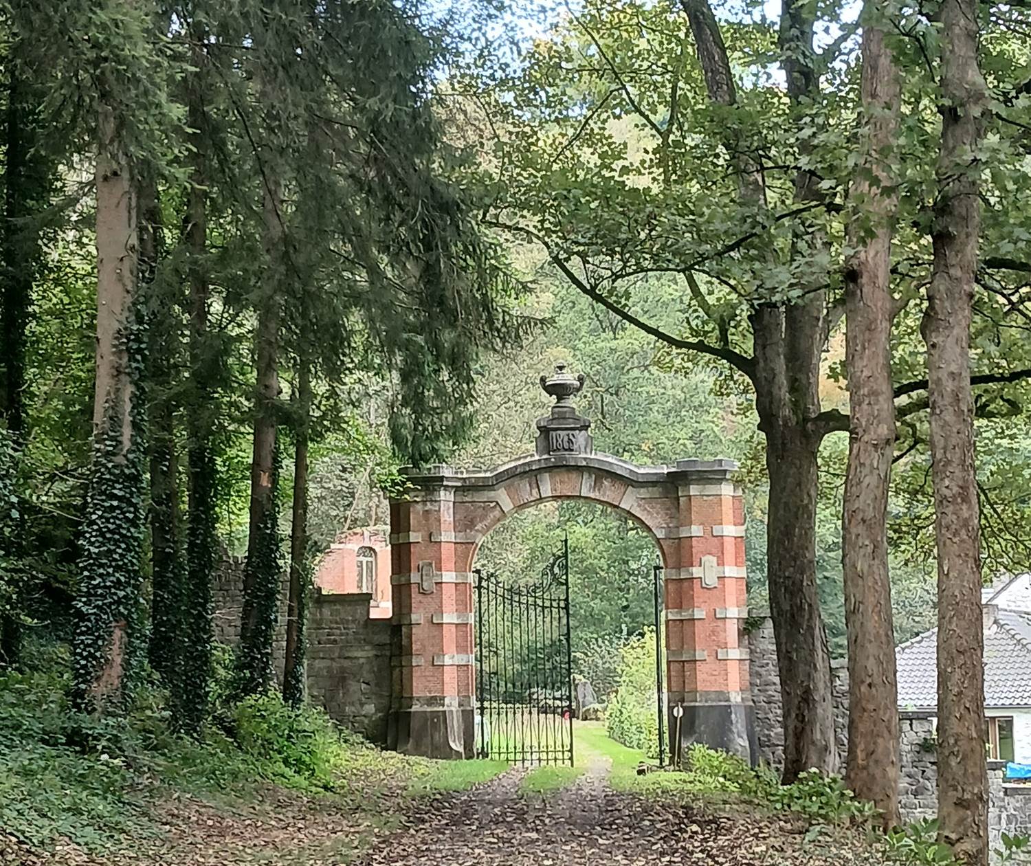 l'ancien portail du château aux mille fenêtres