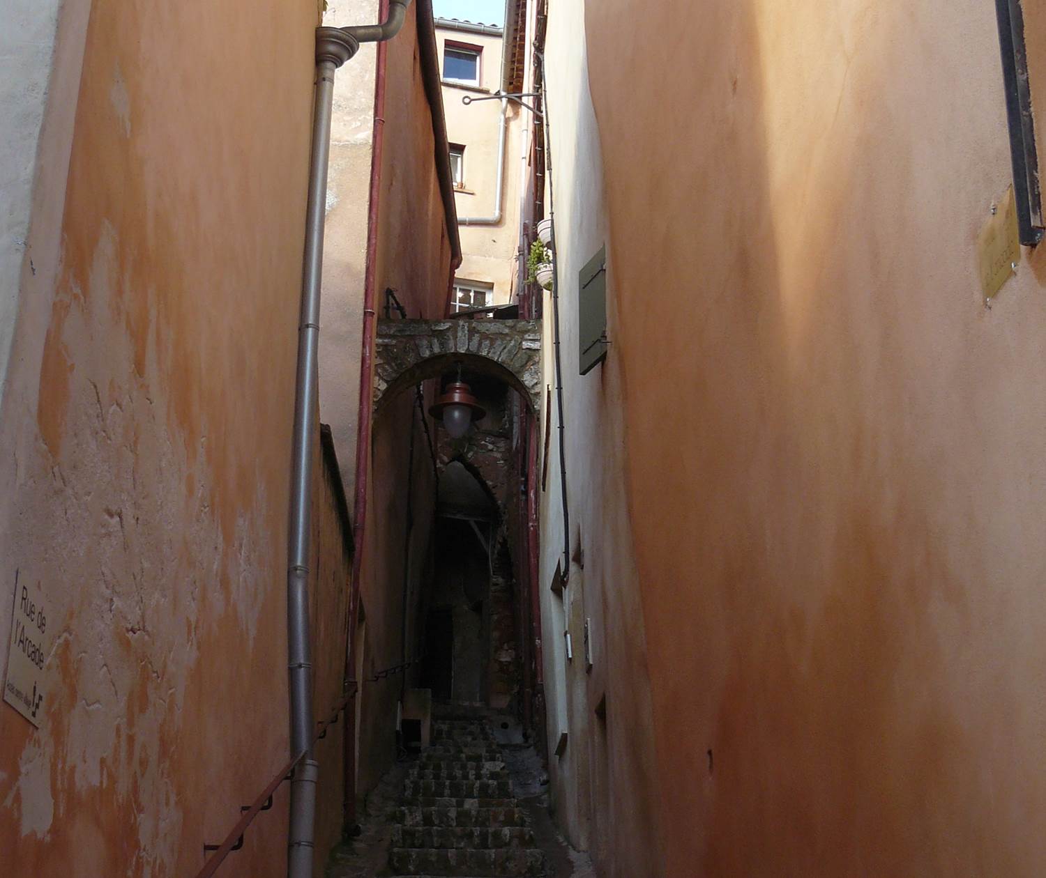 Ruelle étroite de Roussillon Provence Luberon