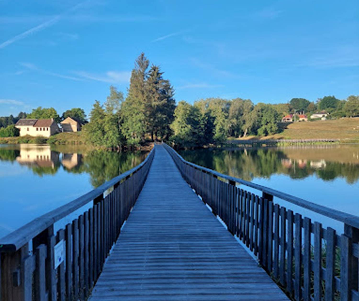 Lac d'Arfeuille à Saint Yrieix La Perche - La passerelle