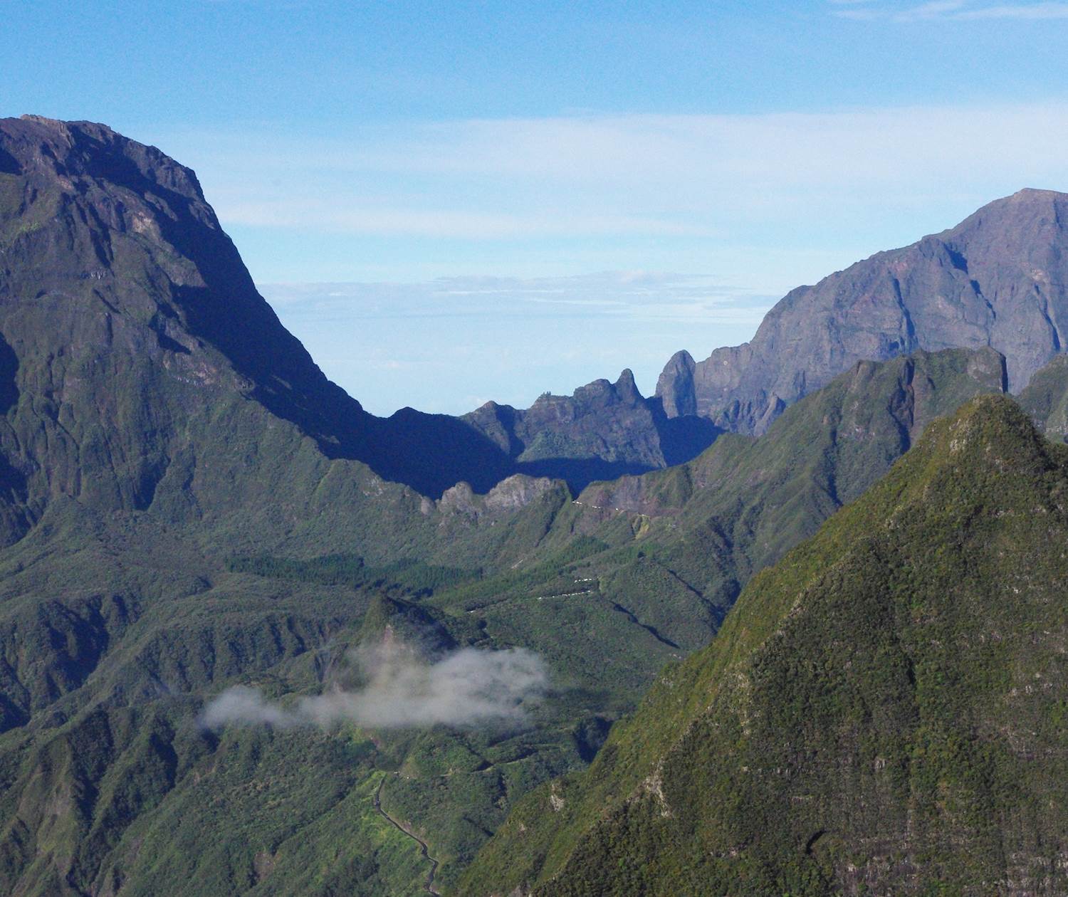Les trois Salaze depuis la Roche Ecrite (Piton des neiges à gauche, Grand Benare à droite)