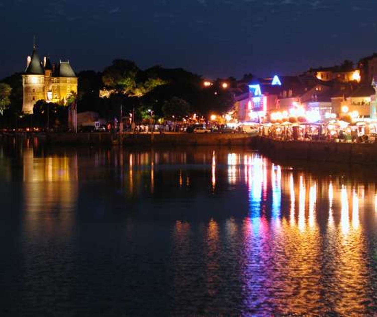 Château et port nocturne