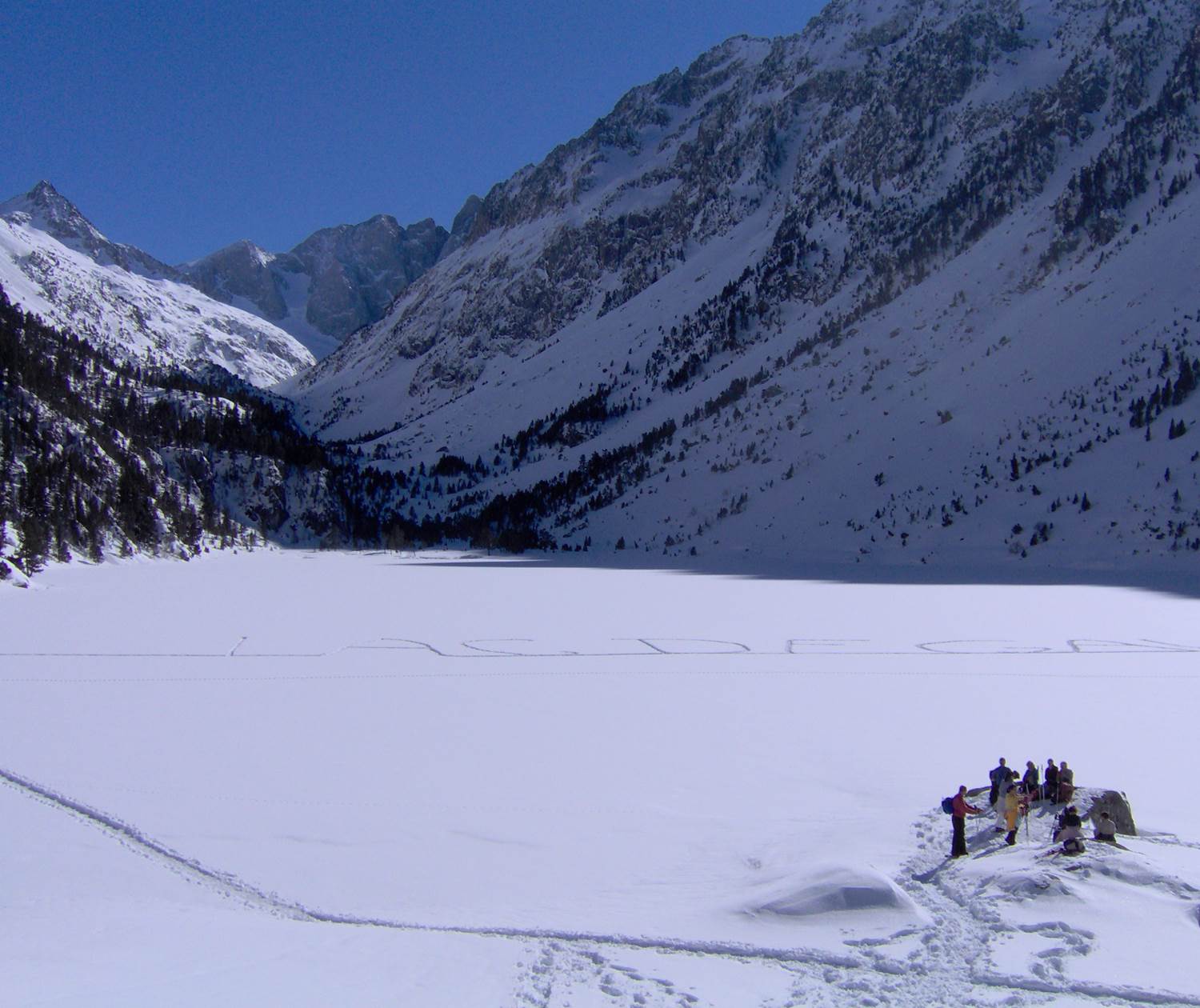 Randonnée en hiver sur le lac de Gaube gelé