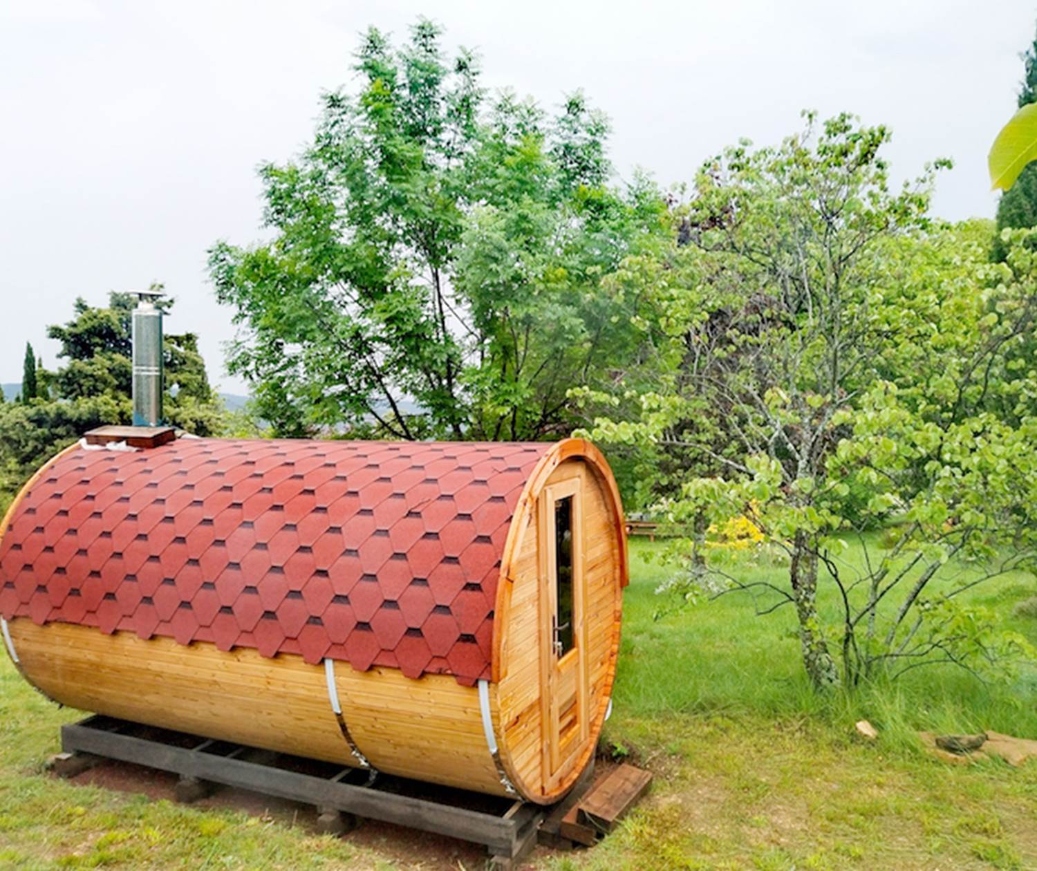 Le sauna au milieu des arbres du parc de la Bastide du Claus