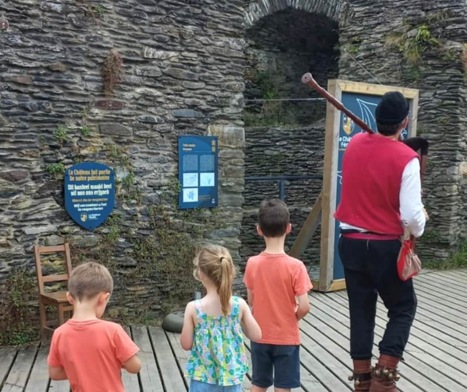 Animation médiévale par Triboulet de Toroul-Boroul au Château féodal de La Roche-en-Ardenne