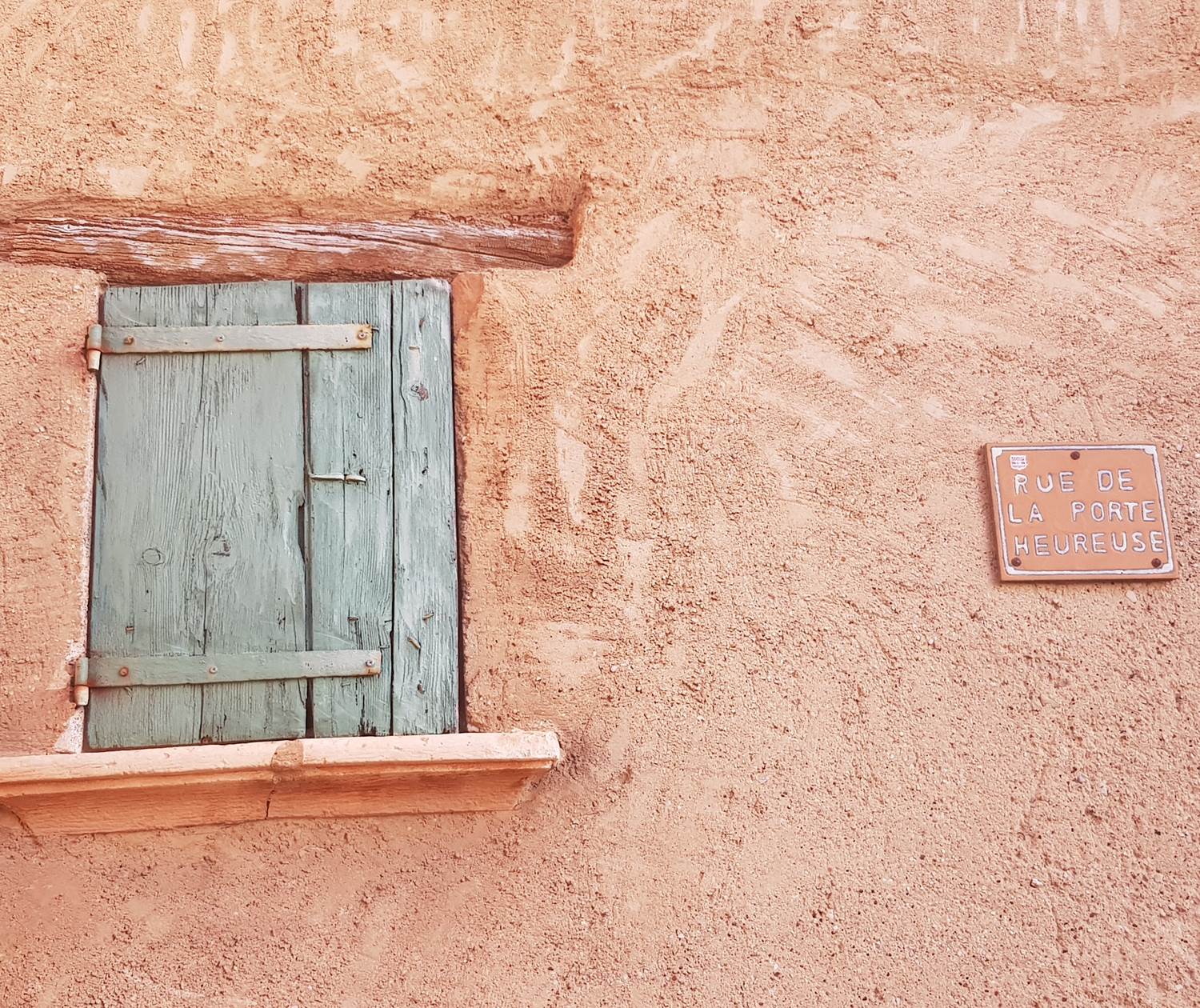 La porte heureuse fenêtre Luberon Provence