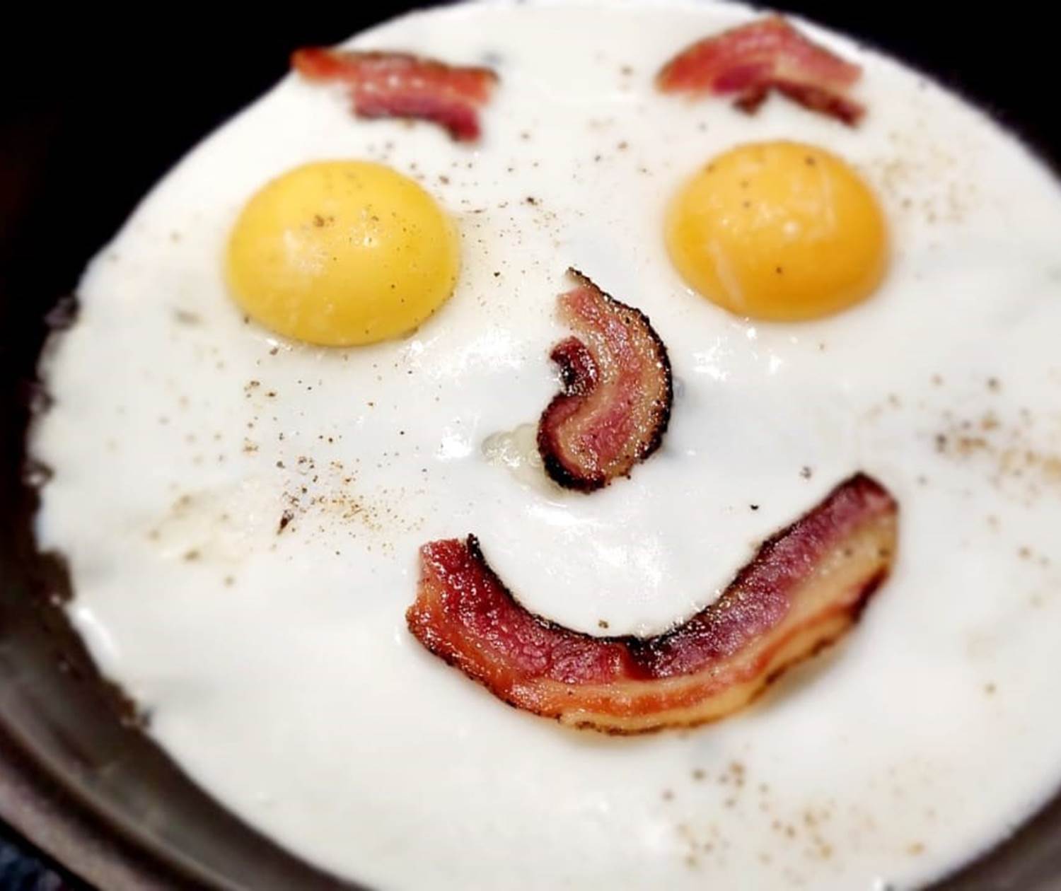 Assiette de petit-déjeuner typique au Domaine Cardu : œufs au plat et panzetta grillée