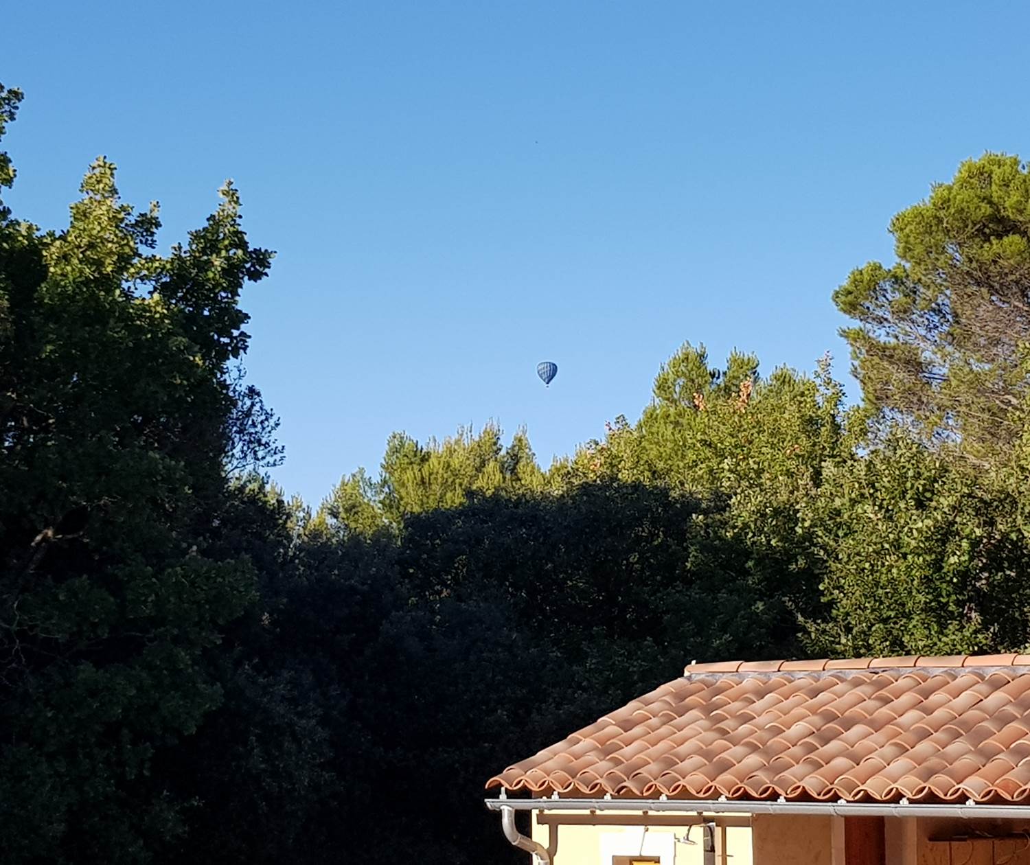 Montgoflière au-dessus de la piscine des gîtes Luberon Lub'heureux