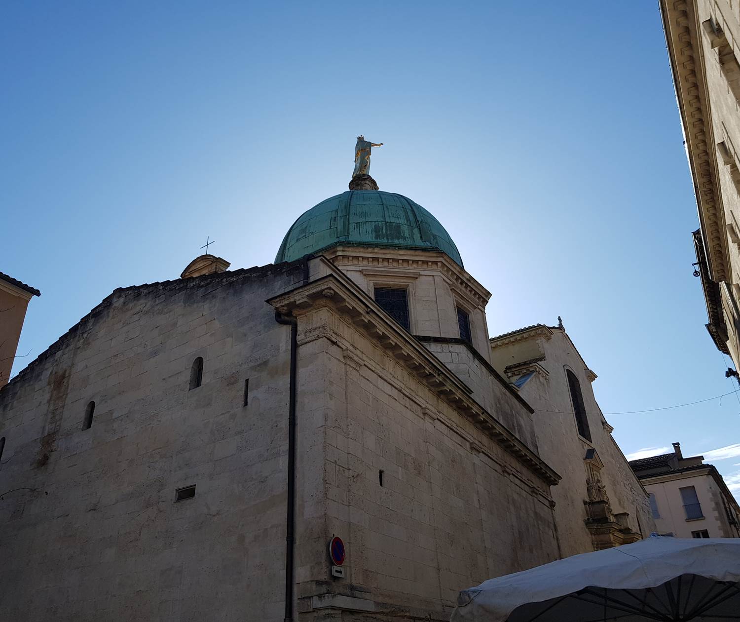 Cathédrale Saint-Anne d'Apt jour de marché le samedi matin en Provence