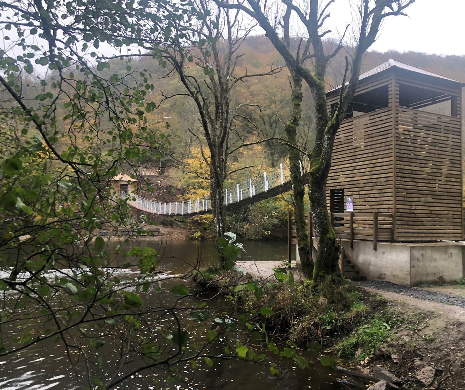 A voir la passerelle suspendue qui relie Corbion à Bouillon