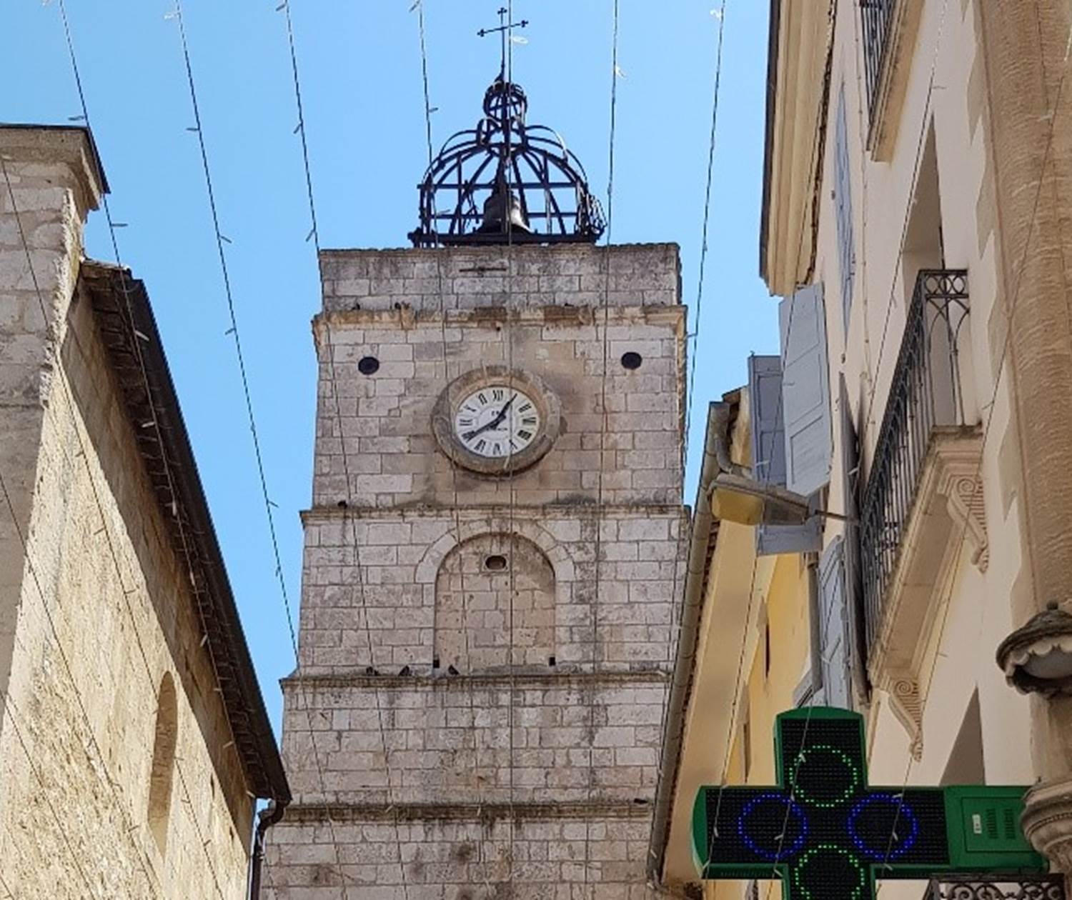 La tour de l'horloge à Apt, jour de marché provençal le samedi matin