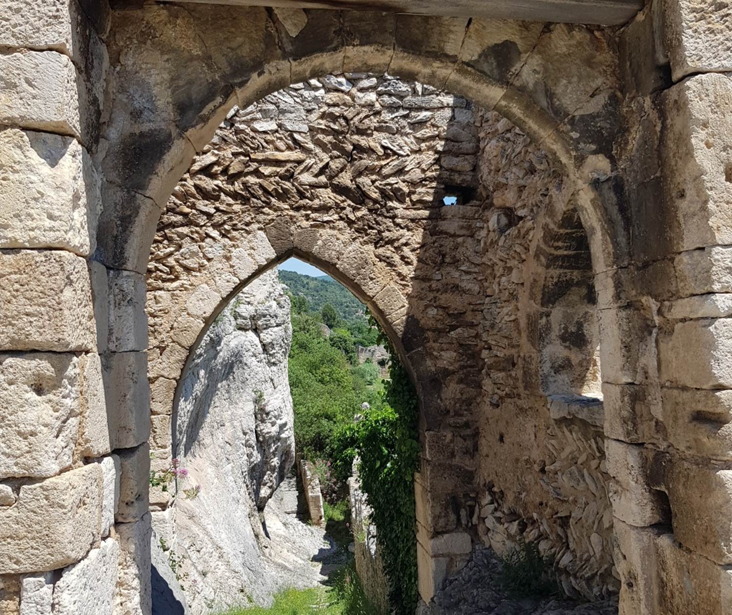 Ruines_et_falaise_saint_saturnin_les_apt