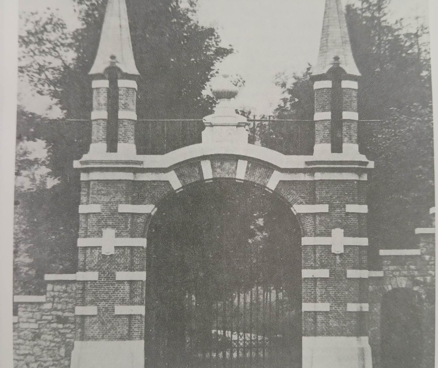 portail du château à l'origine ( photo extraite de la revue Wépion 2000, le château de Marlagne)