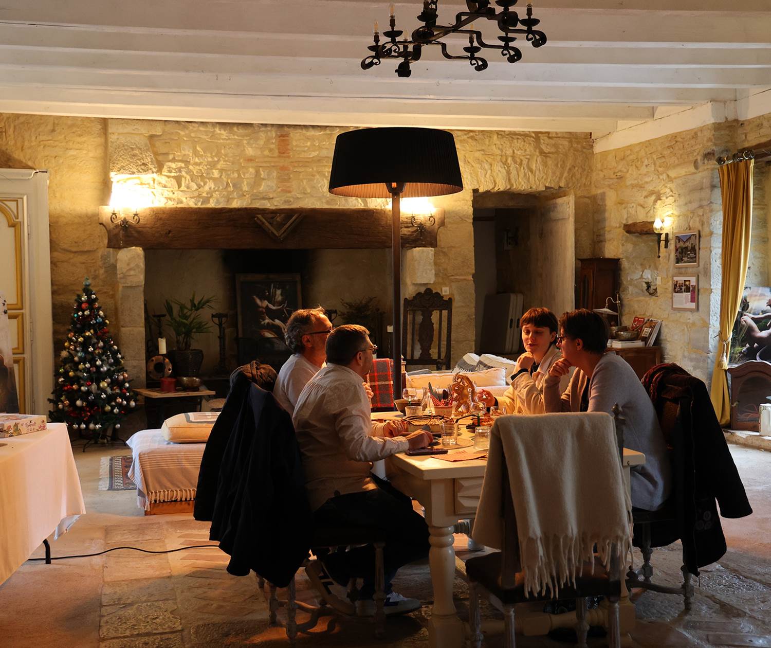 Table alsacienne conviviale au Château de Saint-Chamarand dans le Lot, repas de groupe et séjour gourmand