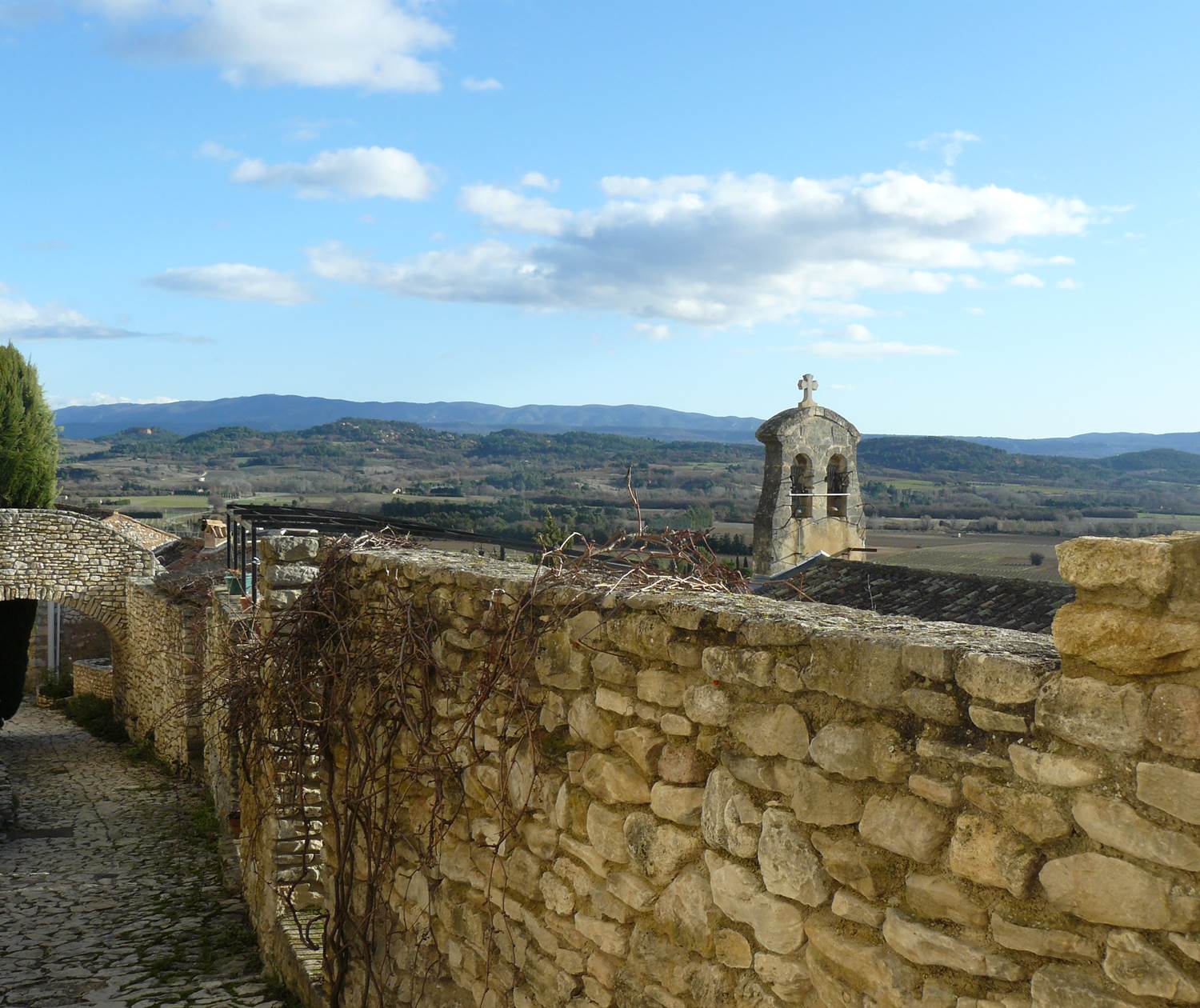 Promenade dans le village de Joucas près de Saint-Saturnin les Apt, Luberon