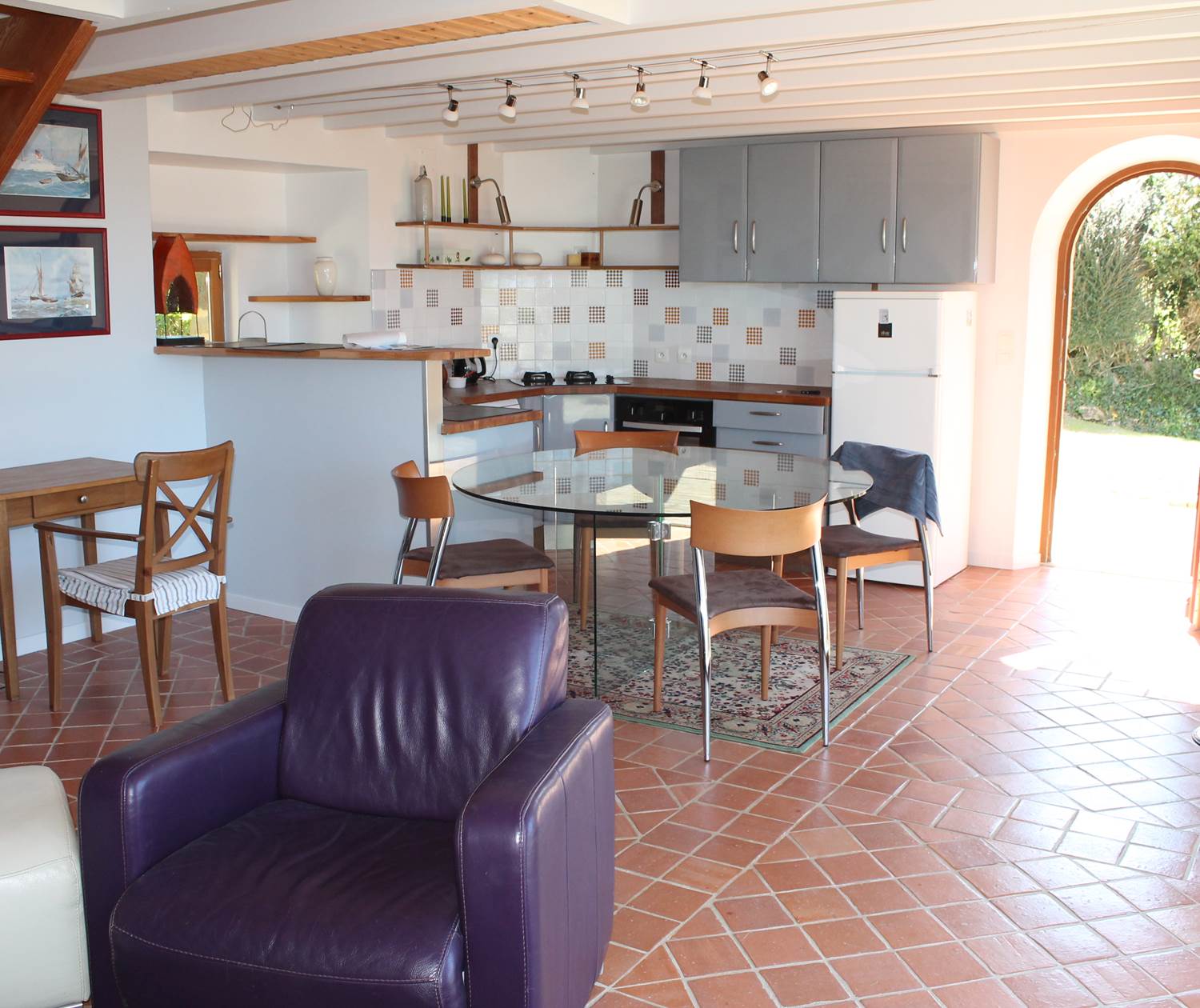 Un séjour salon cuisine très lumineux