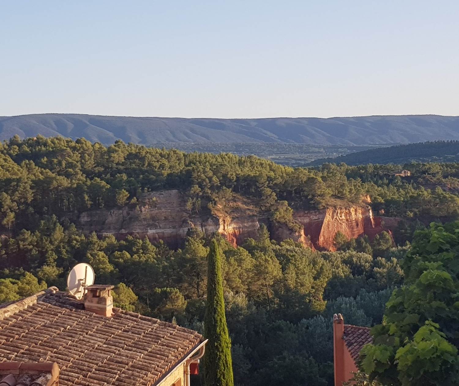 Roussillon falaises toits et massif du Luberon