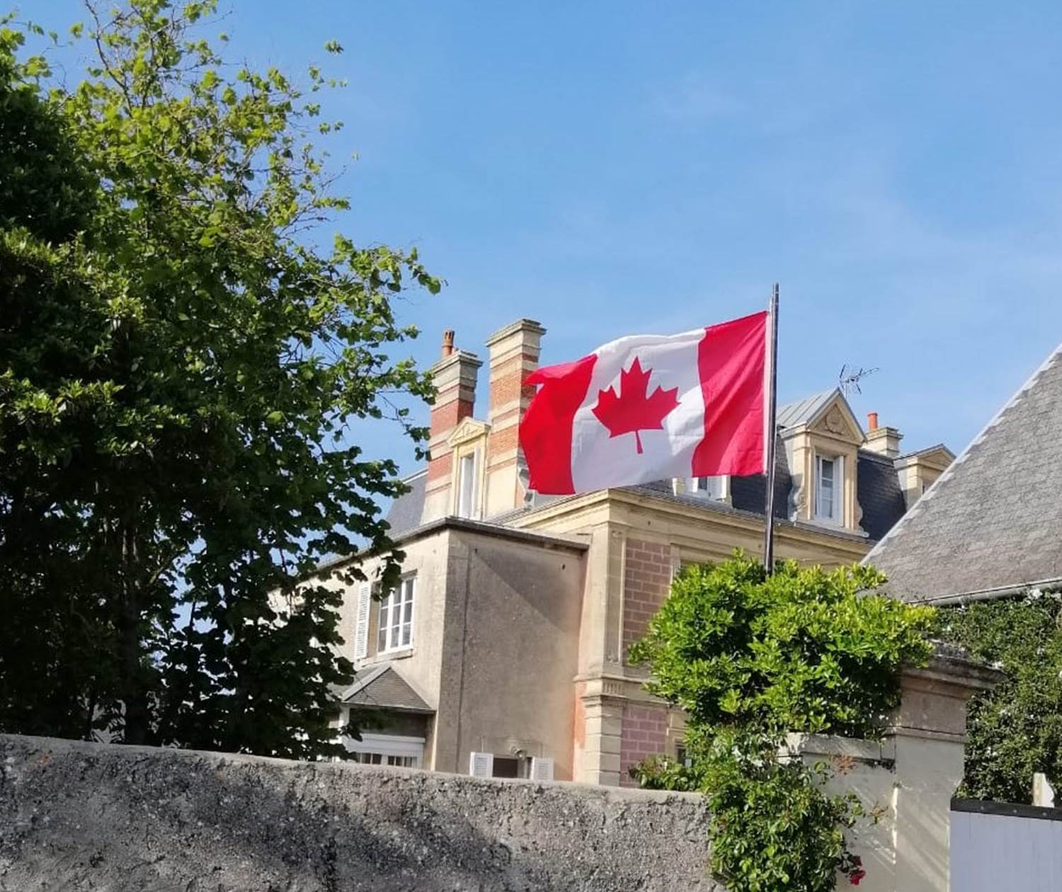 Le Mapple Leaf Flag flotte fièrement sur La Cantellerie