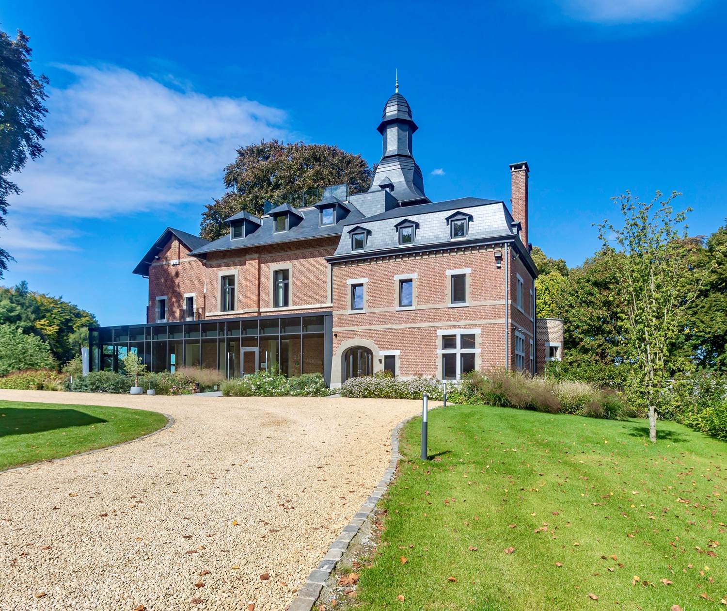 The castle (front view)