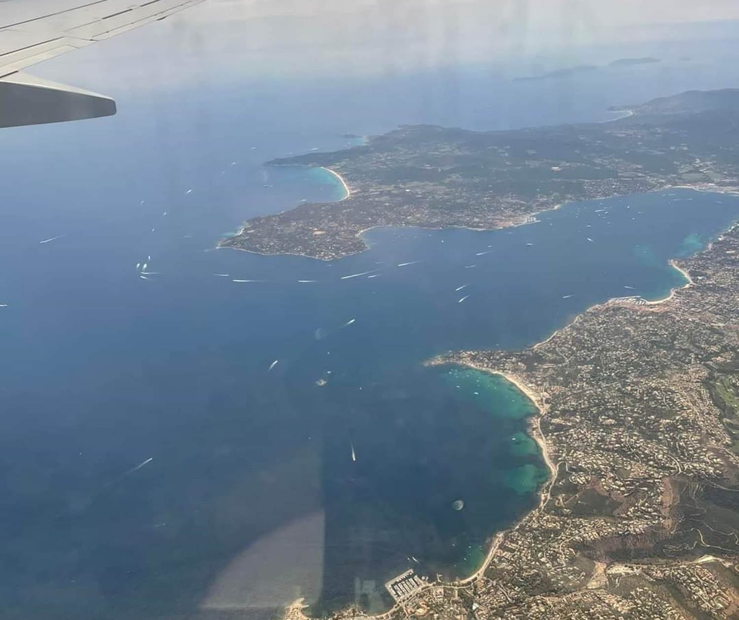 Vue d'avion du golf de Saint Tropez avec le port des Issambres