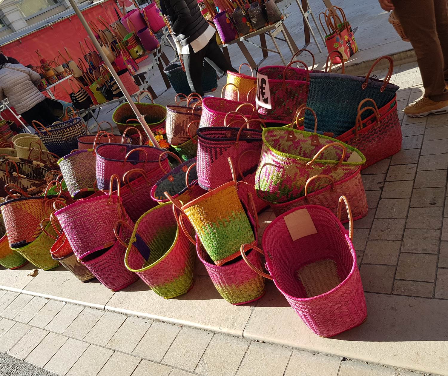 Le marché provençal d'Apt - la place aux paniers en paille et en osier