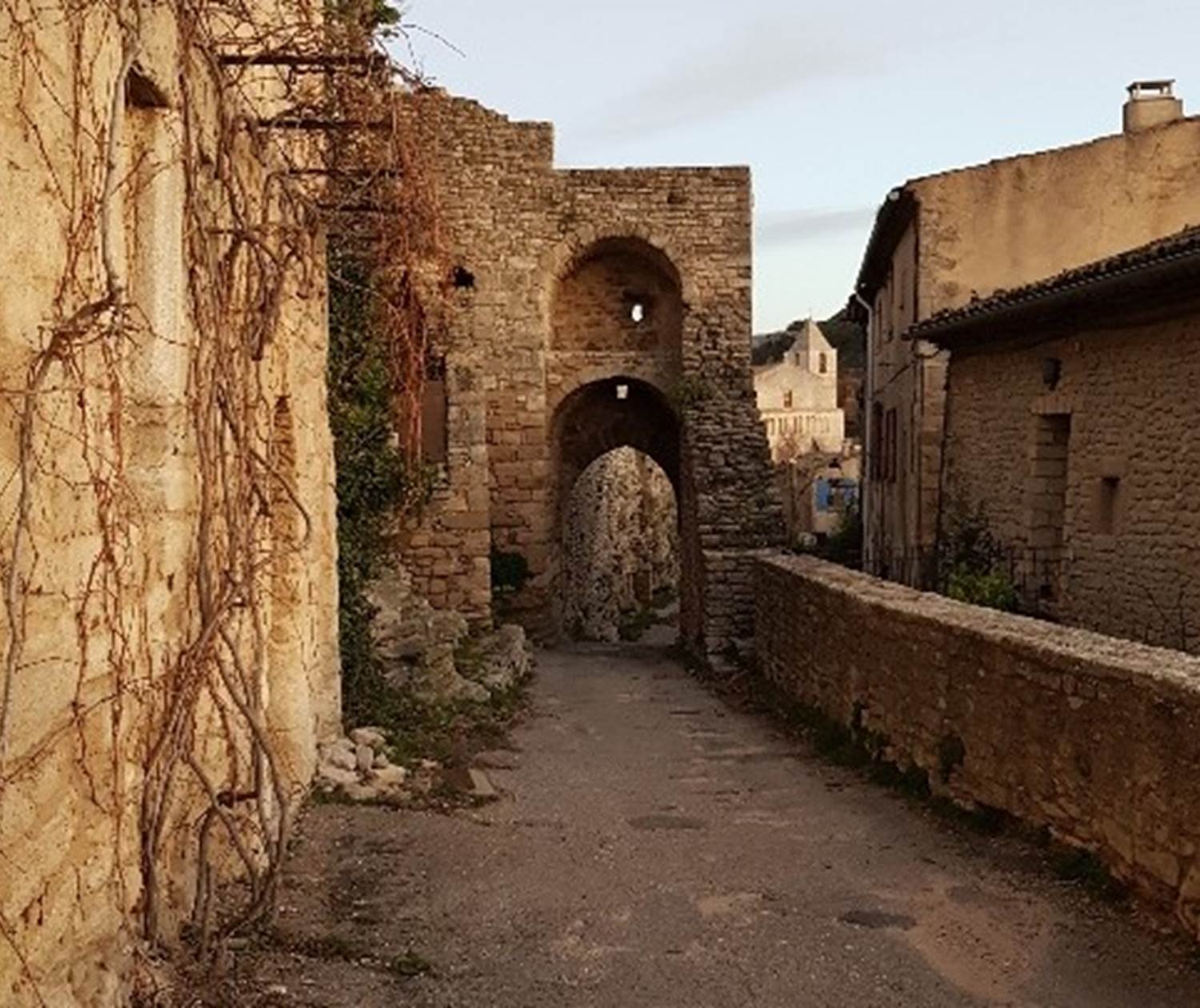 Ruelle et remparts de Saignon au soleil couchant