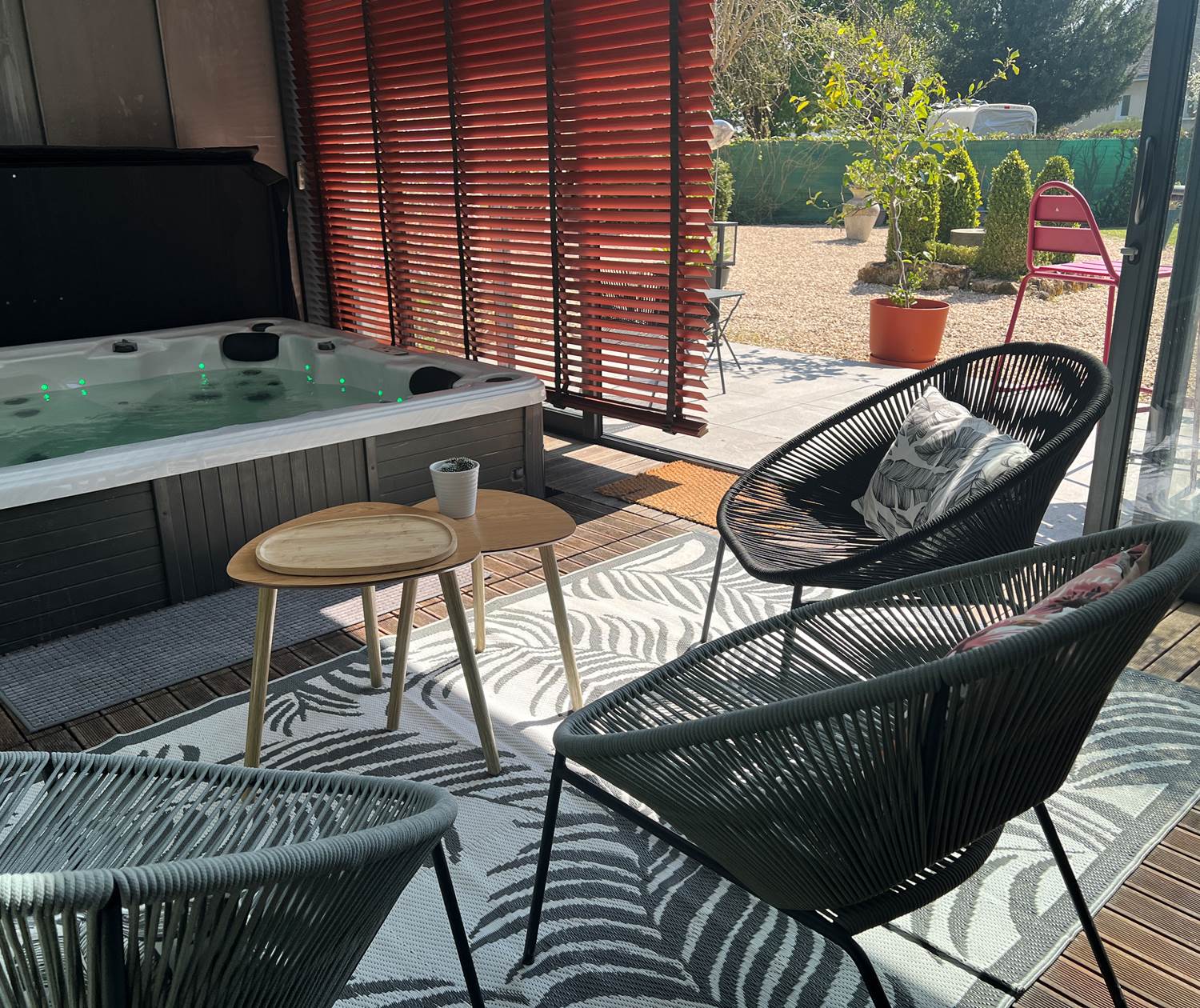La salon du jacuzzi, vue jardin