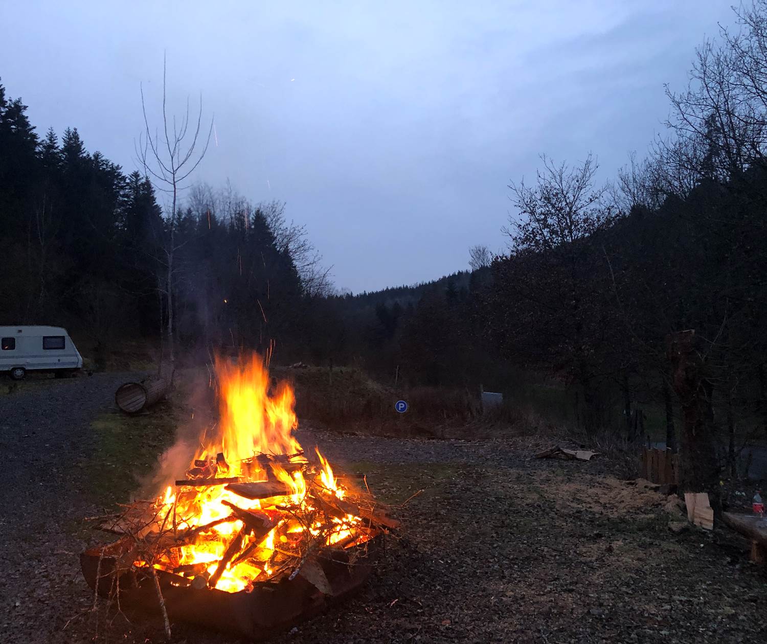 faire une feu de camp - vacances conviviales