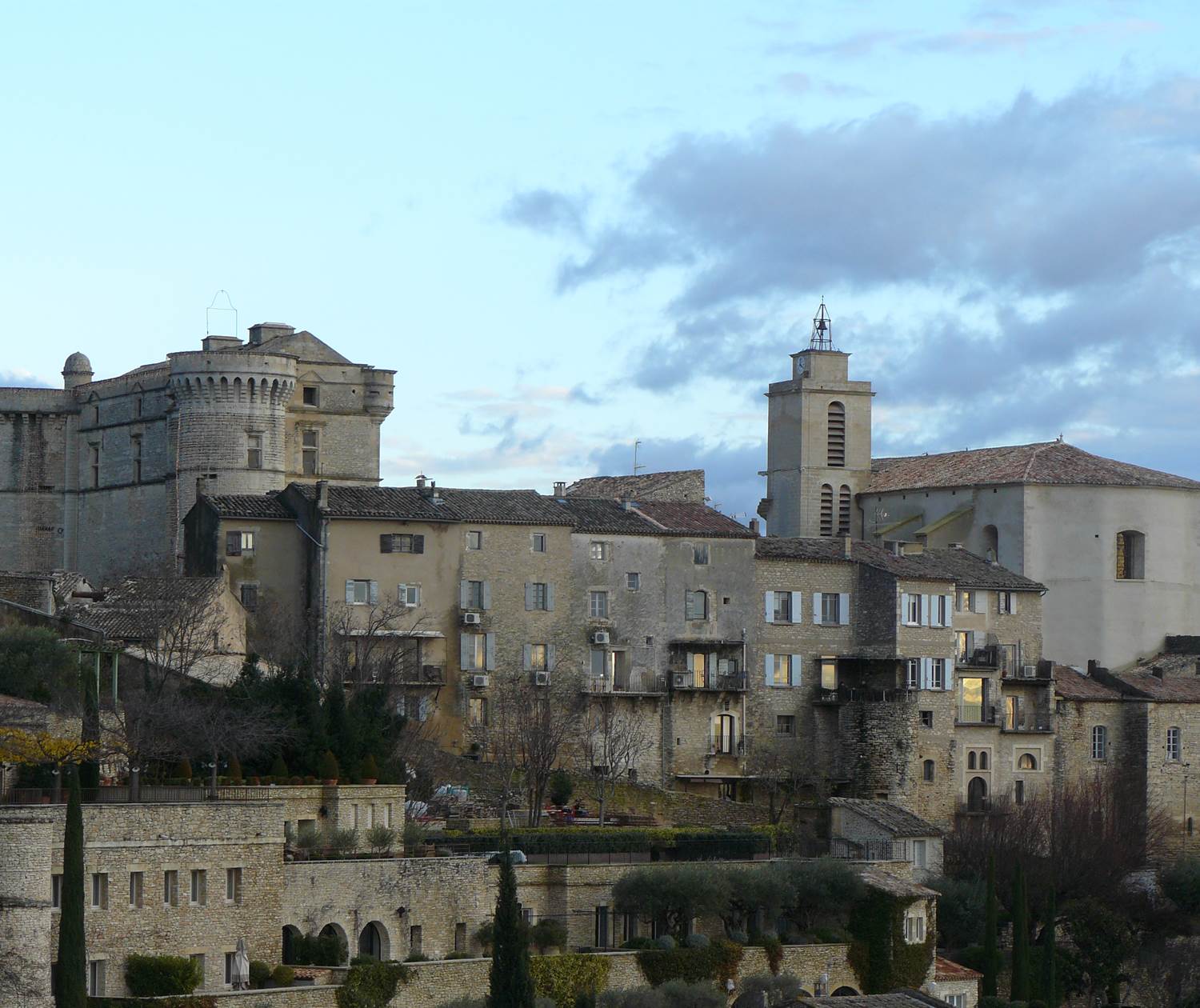 Le chateau et l'église de Gordes Luberon Provence