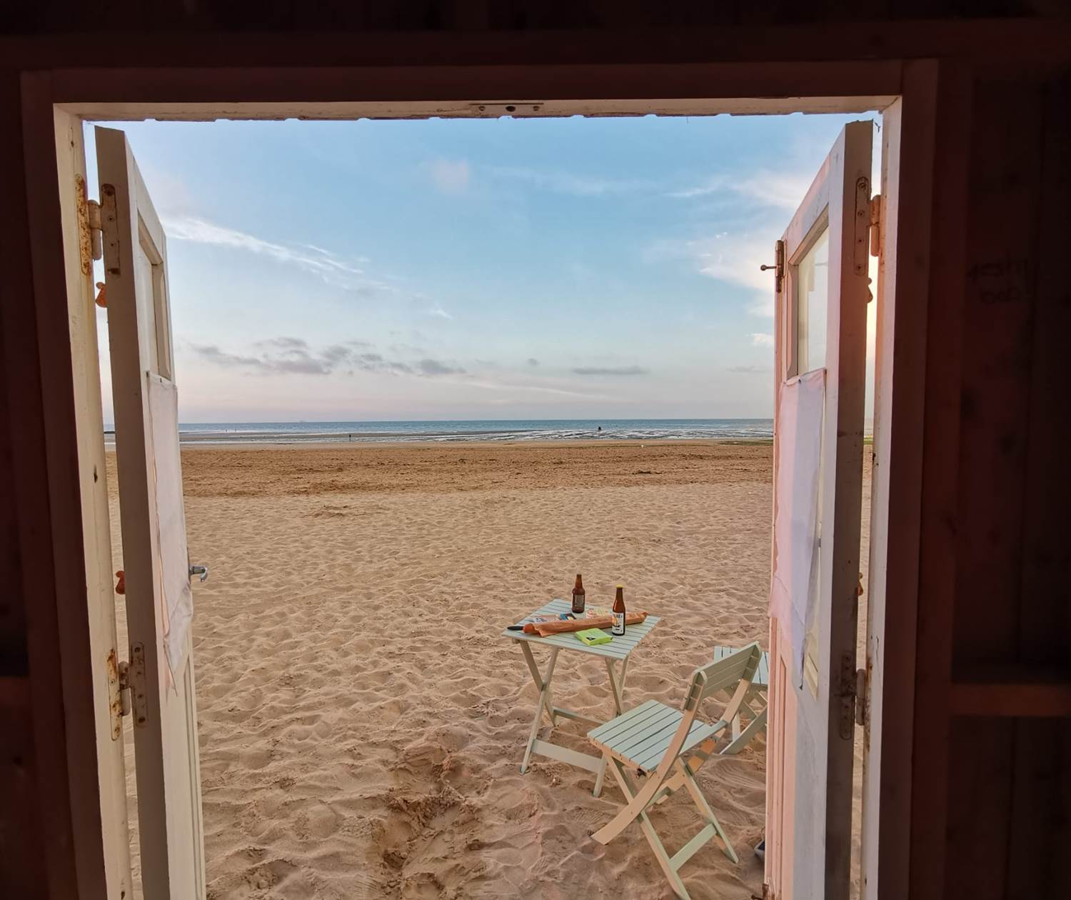 la cabine de La Cantellerie un soir de dîner au coucher de soleil
