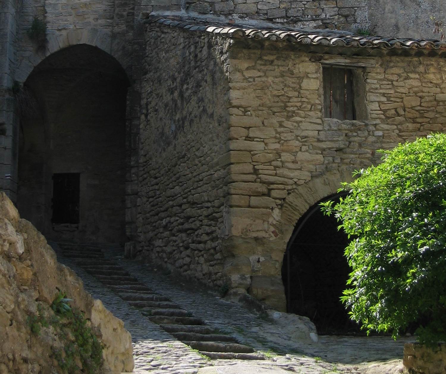Viellies pierres du village de Gordes - passages sous porche