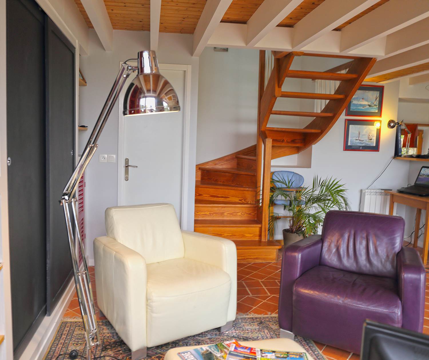 Salon et escalier vers les chambres