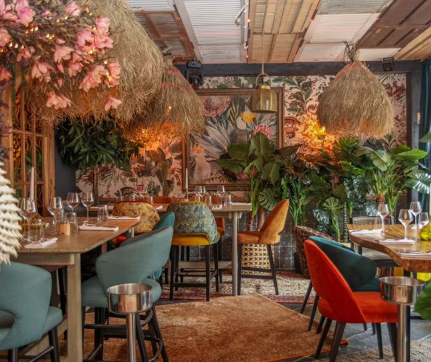 Une salle à la décoration joyeuse