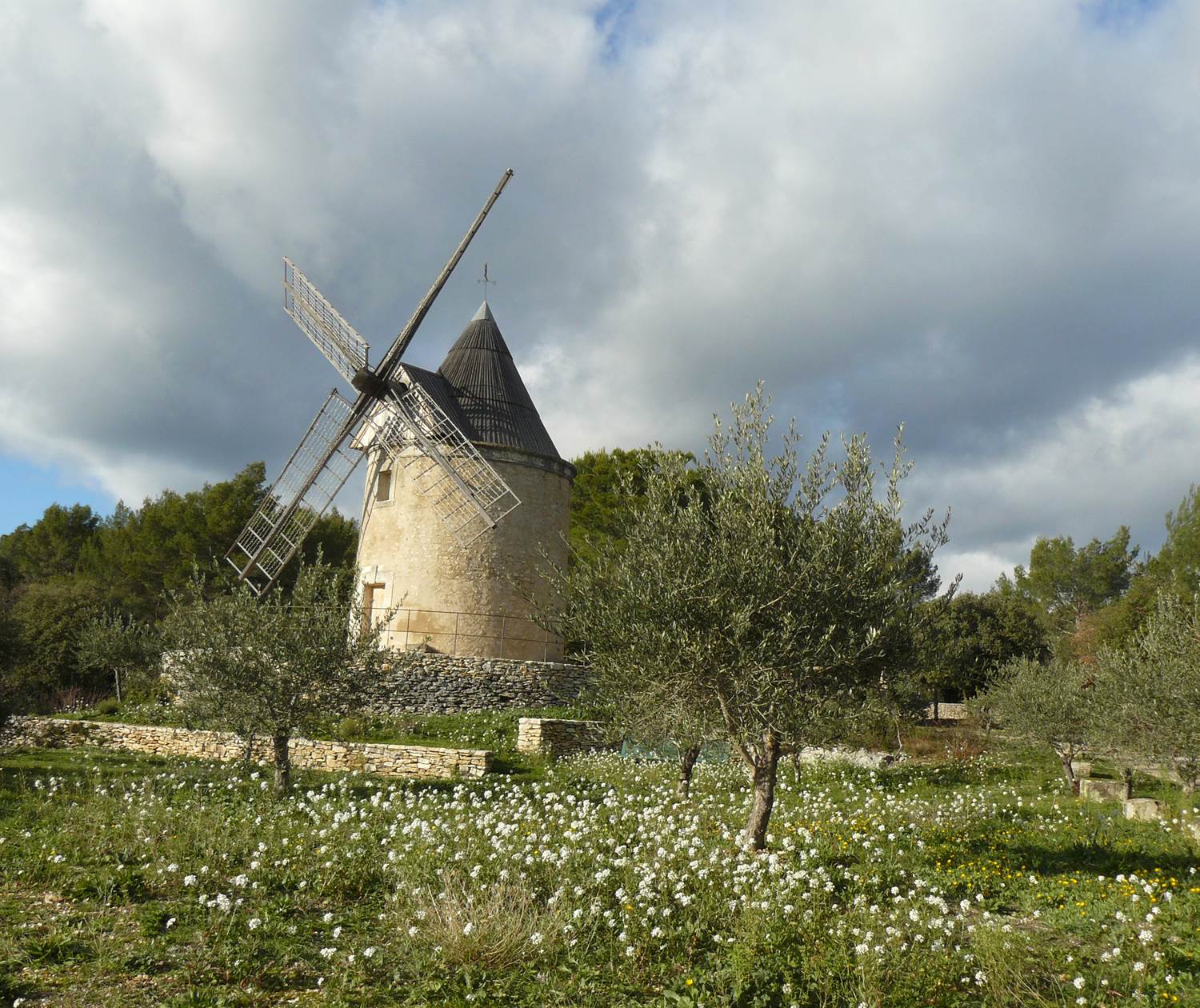 Moulin à vent de Joucas dans le Luberon près de Saint-Saturnin les Apt