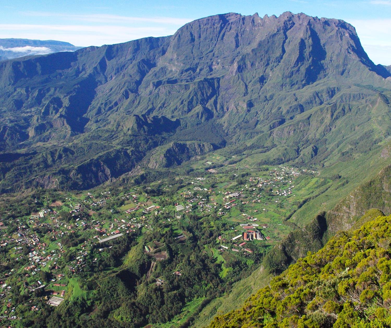 Salazie depuis la Roche Ecrite (en arrière plan le Piton des Neiges