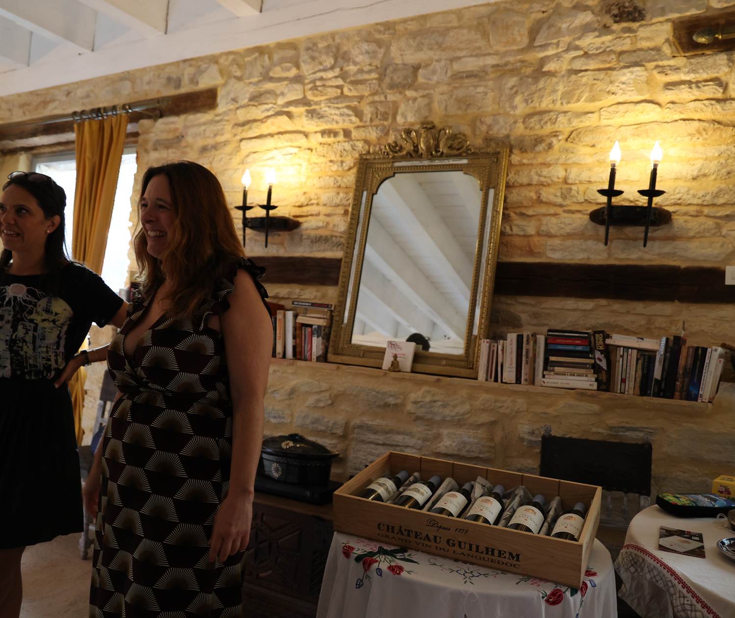 Degustation de vin dans le grand salon au Château de Saint-Chamarand dans le Lot