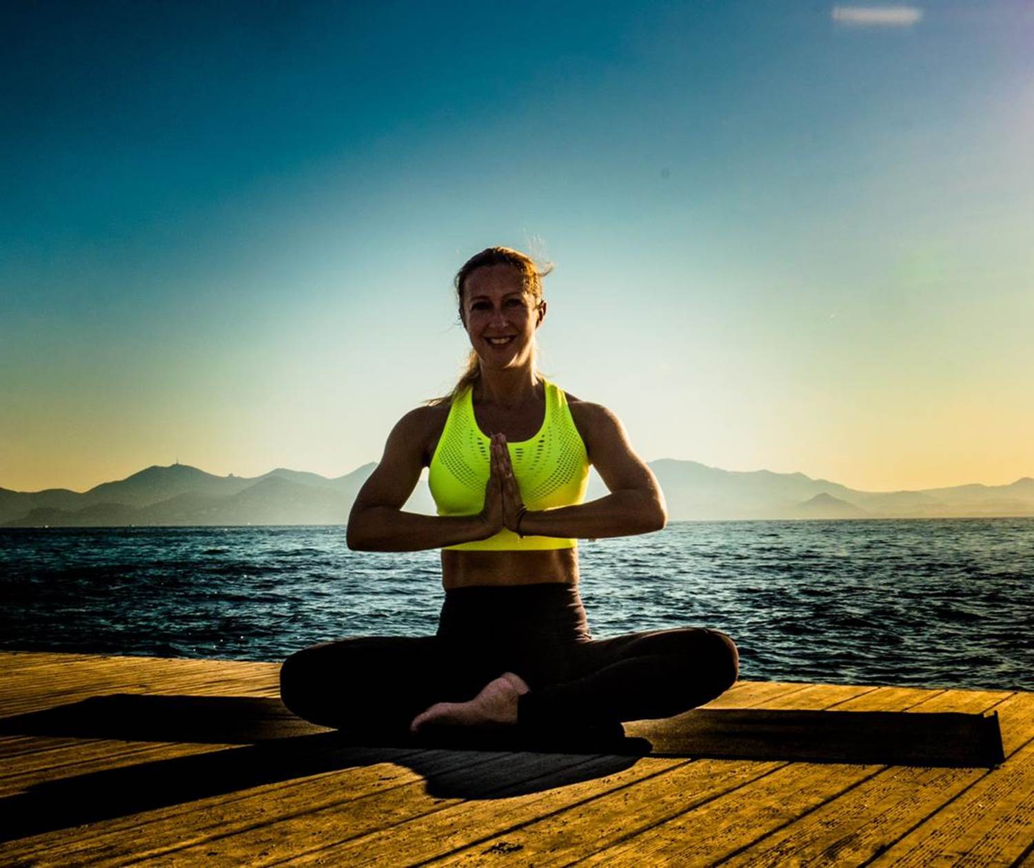 SAMANTHA ENSEIGNANTE DE YOGA CHEZ L'XPÉRIENCE