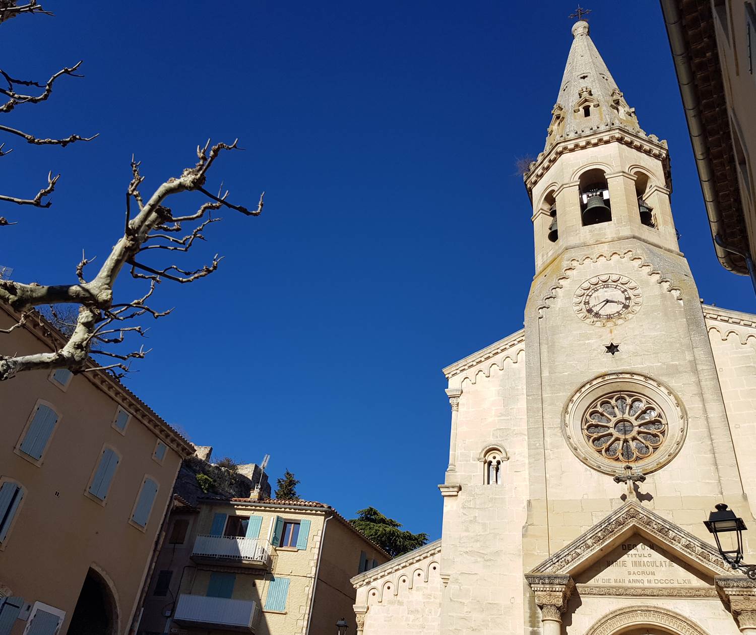 Eglise Saint-Etienne de Saint-Saturnin les Apt et ciel bleu d'hiver