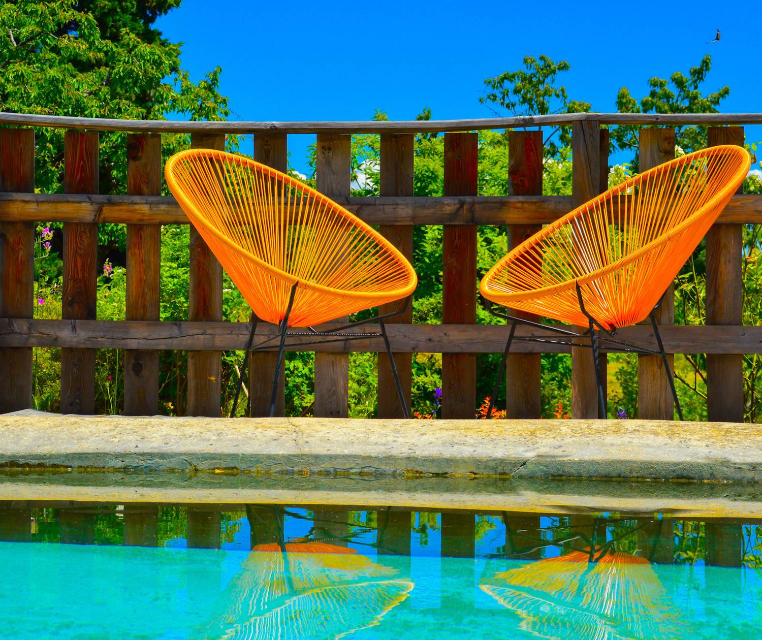 Au bord du bassin de la Bastide du Claus