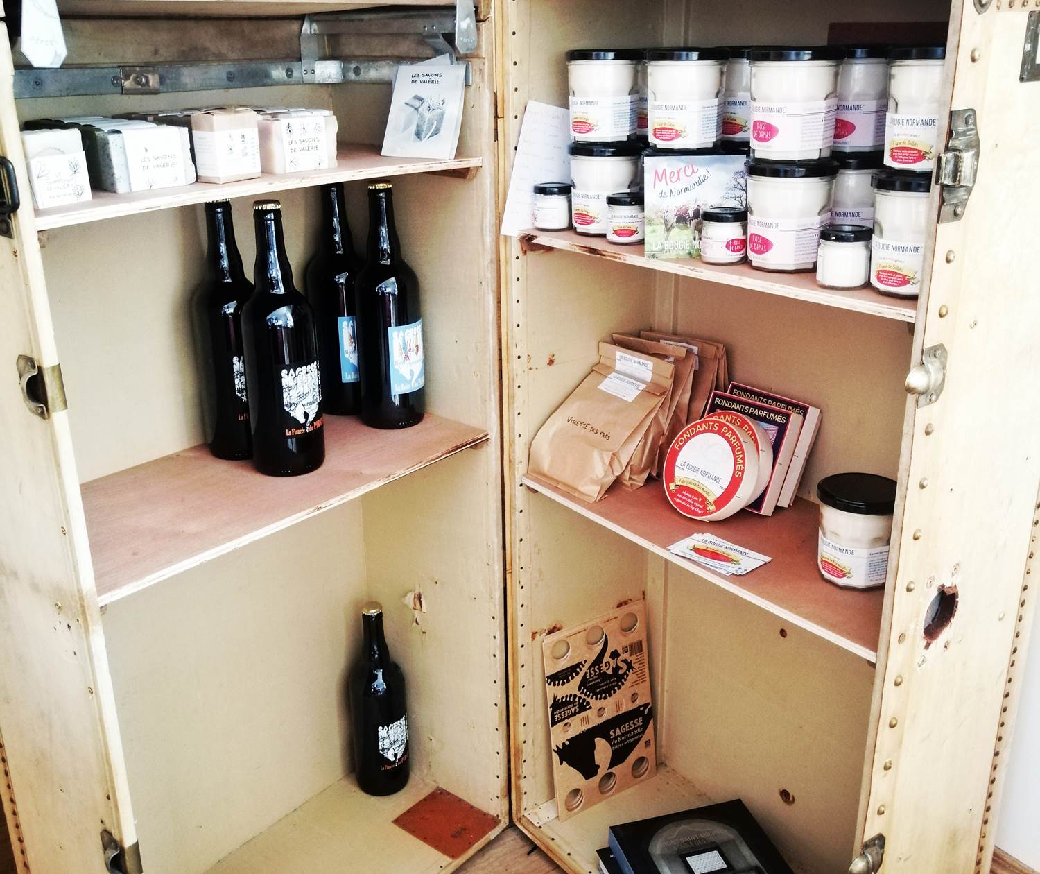 une vieille malle de voyage transformée en boutique !!