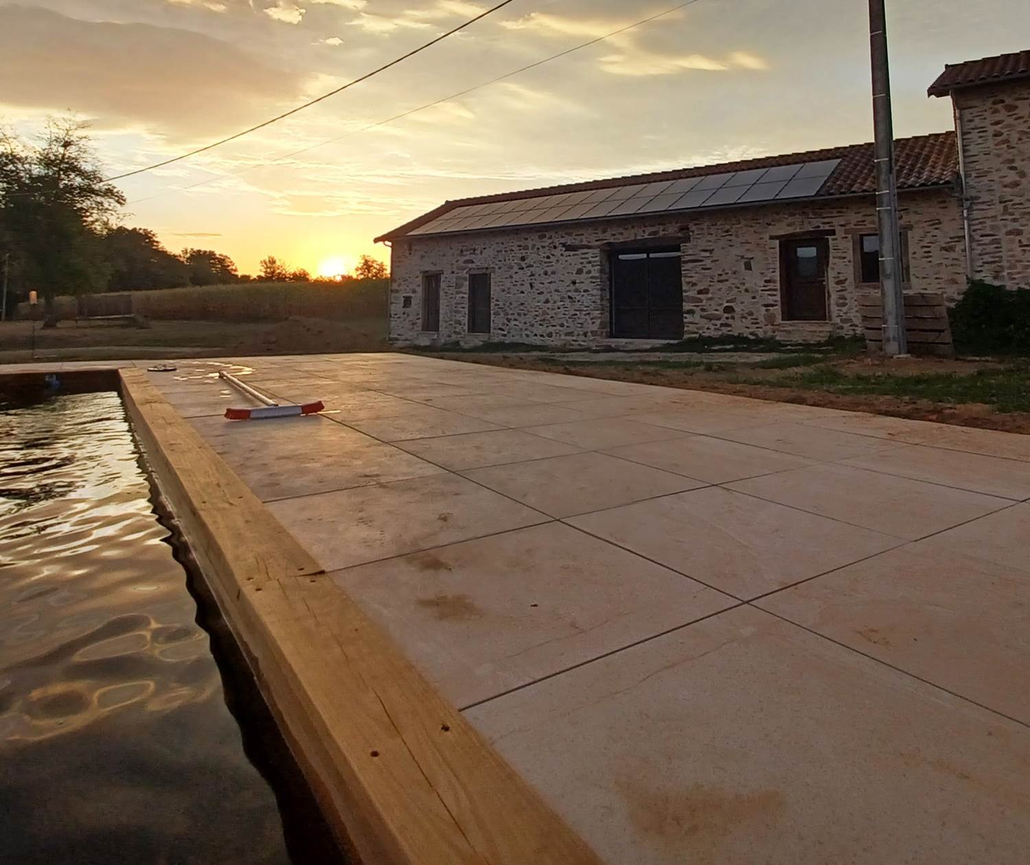 Couché de soleil dans la piscine