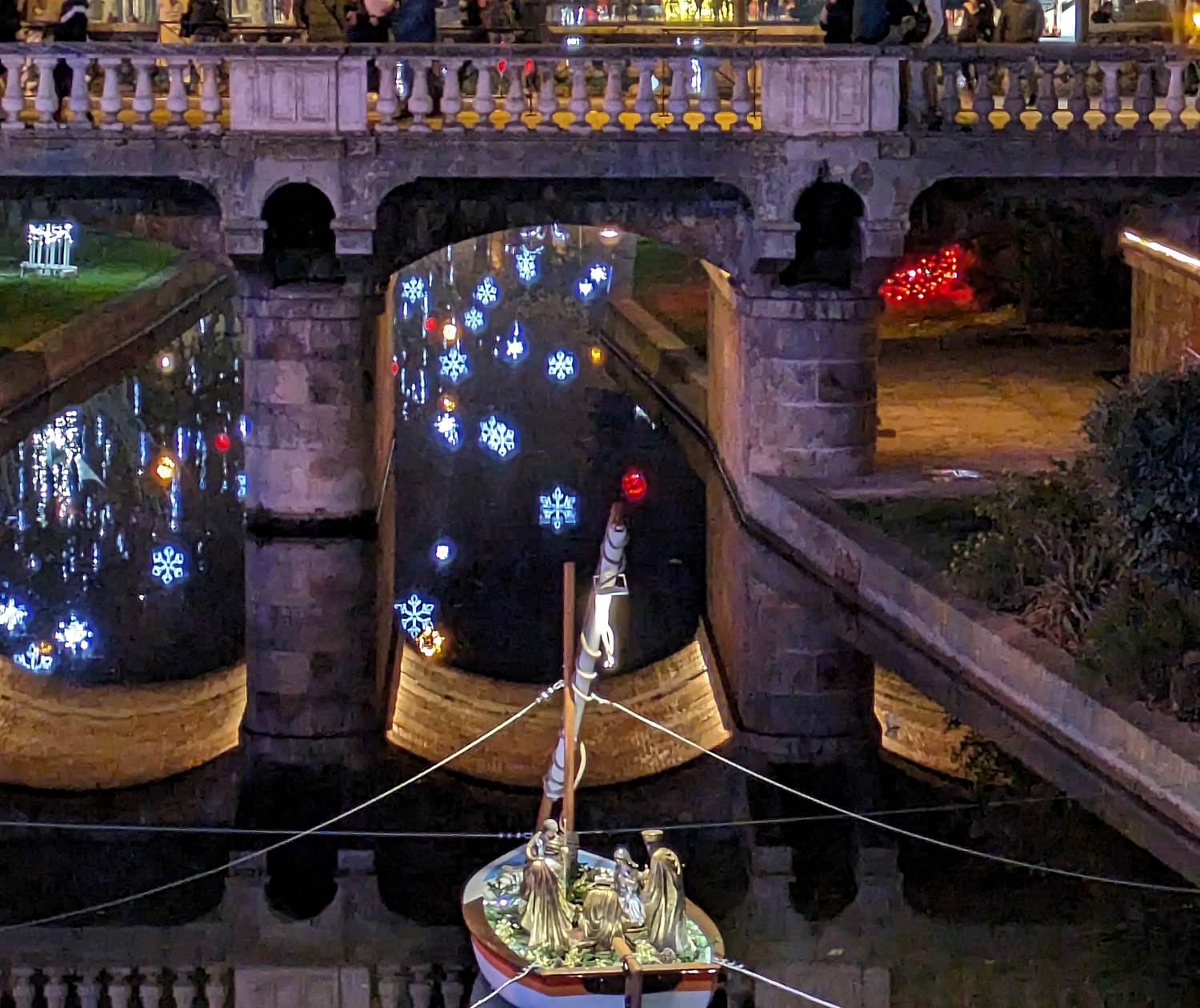 barque crèche sur l'eau