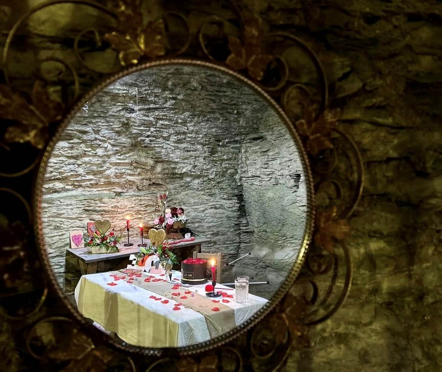 photo miroir décoration au château féodal de la -roche-en-ardenne