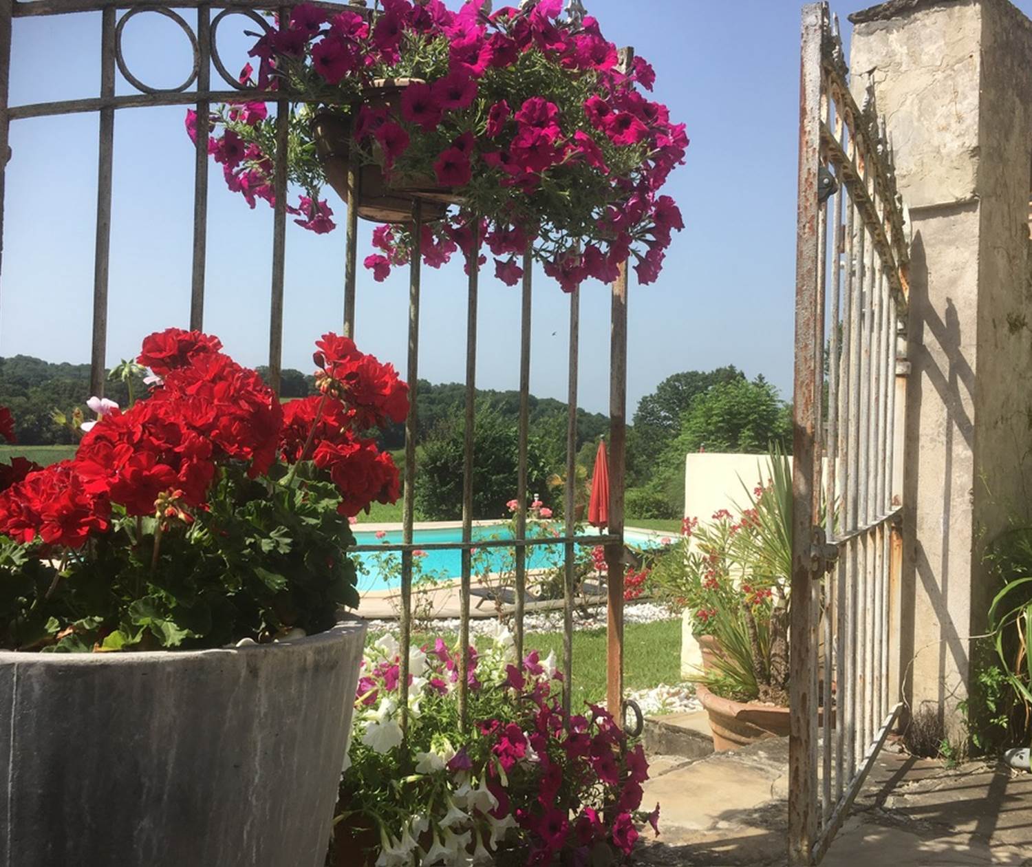 looking through the courtyard gates / regarder à travers les portails de la cour