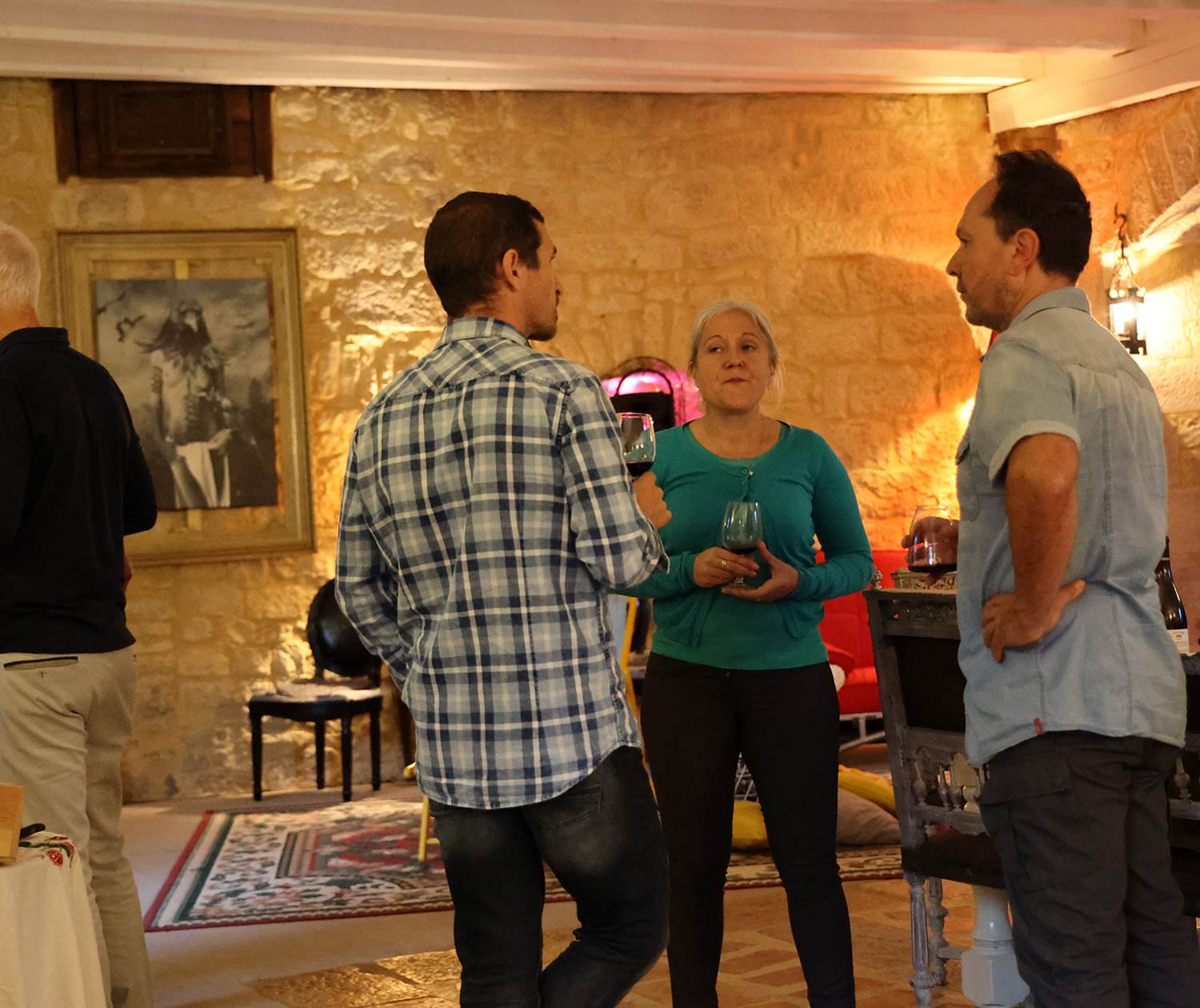 Degustation de vin dans le grand salon au Château de Saint-Chamarand dans le Lot