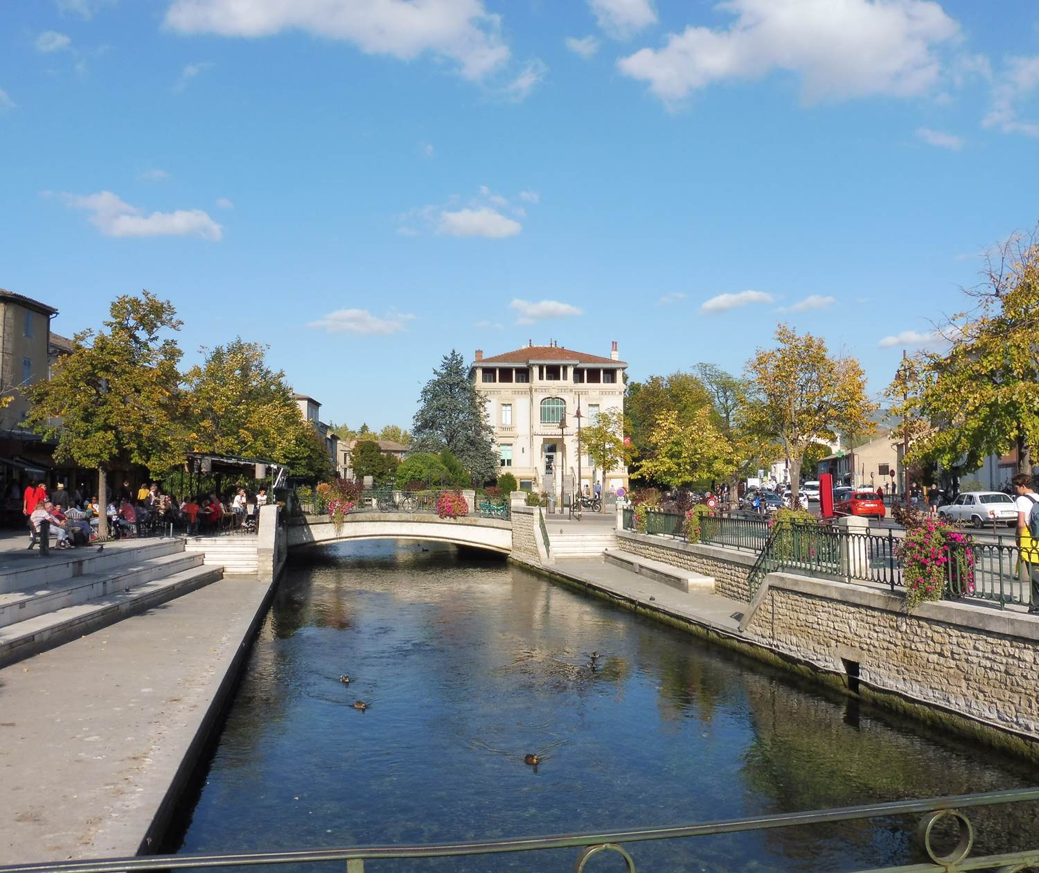 Isle sur la Sorgue et ses passerelles, une ville très prisée dans la Provence chic