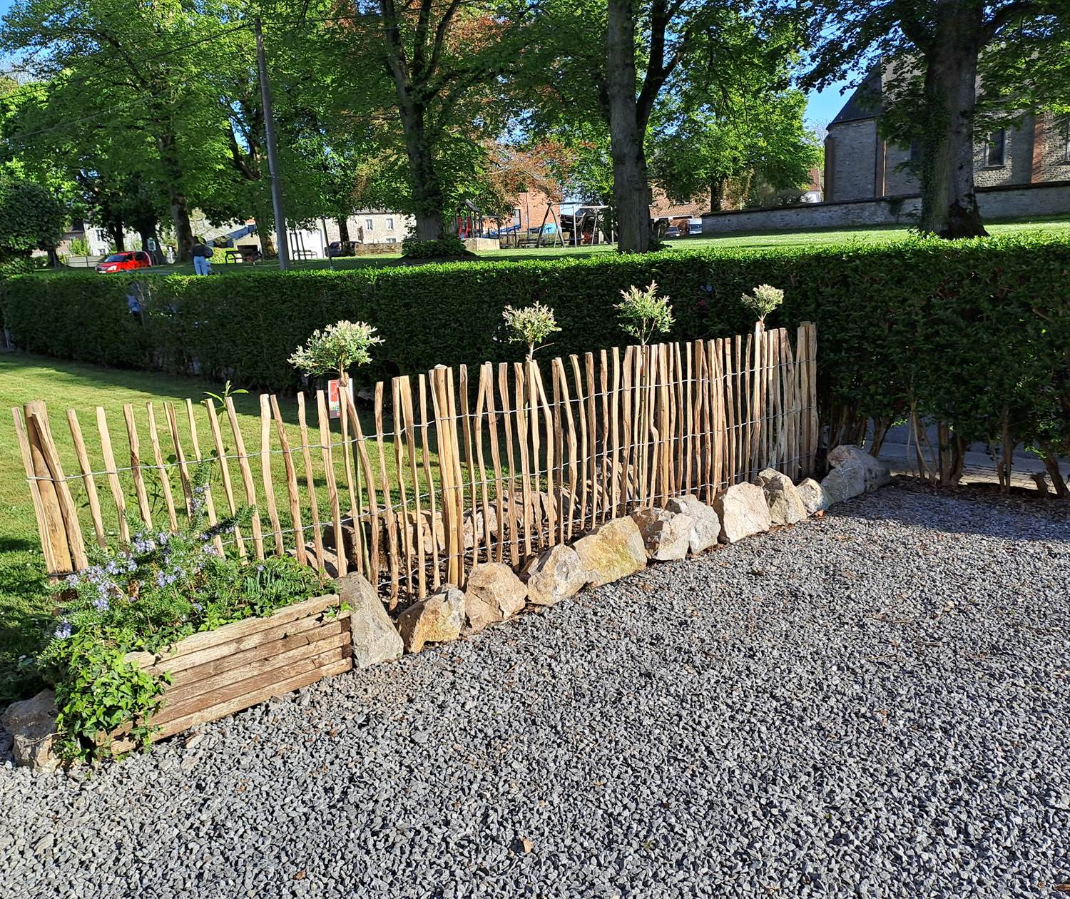 Nouveau : la petite barrière et les 4 saules sur pieds